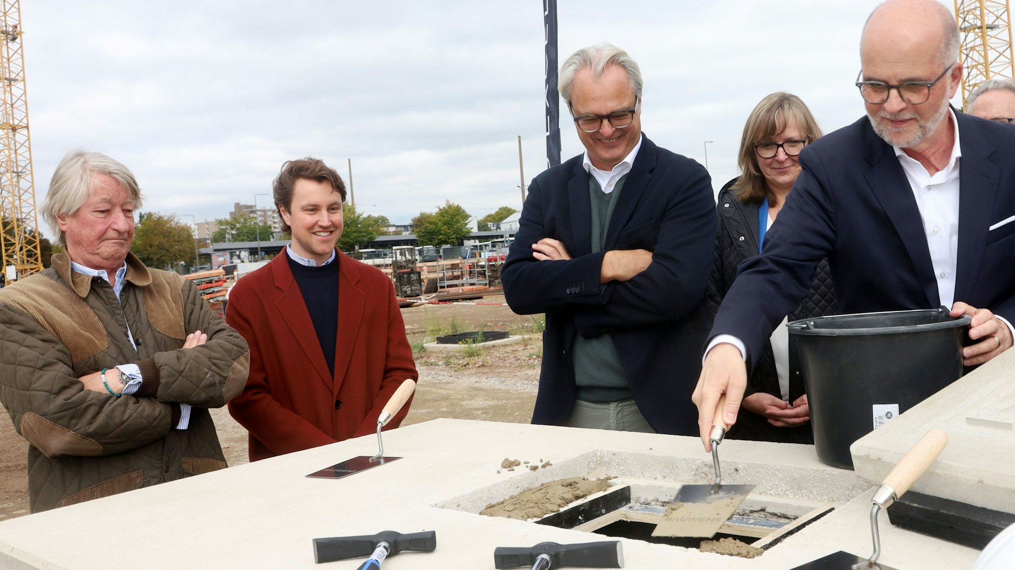 Grundsteinlegung für das neue Bundesverwaltungsamt in Köln-Niehl mit (v.l.): Christian DuMont Schütte (Aufsichtsratsvorsitzender der DuMont Mediengruppe), Hannibal DuMont Schütte (Aufsichtsrat der DuMont Mediengruppe), Alexander Jacobi (Geschäftsführender Gesellschafter von Bauwens), Katja Wilken (Präsidentin des Bundesverwaltungsamtes) und dem Kölner Baudezernenten Markus Greitemann.
