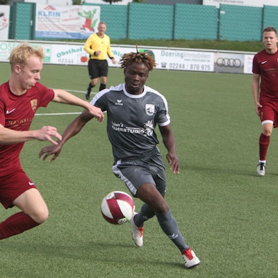 Zweikampf zwischen Moussa Soumah (Oberpleis, rechts) gegen Max Baumgarten vom SV Allner-Bödingen.