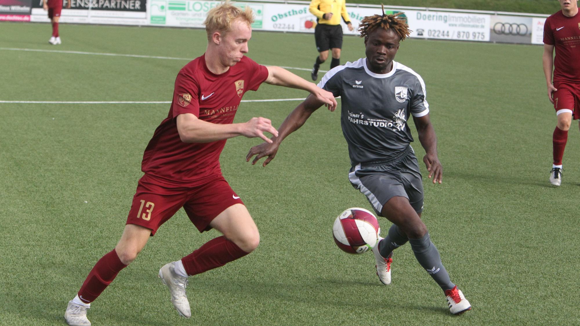 Zweikampf zwischen Moussa Soumah (Oberpleis, rechts) gegen Max Baumgarten vom SV Allner-Bödingen.