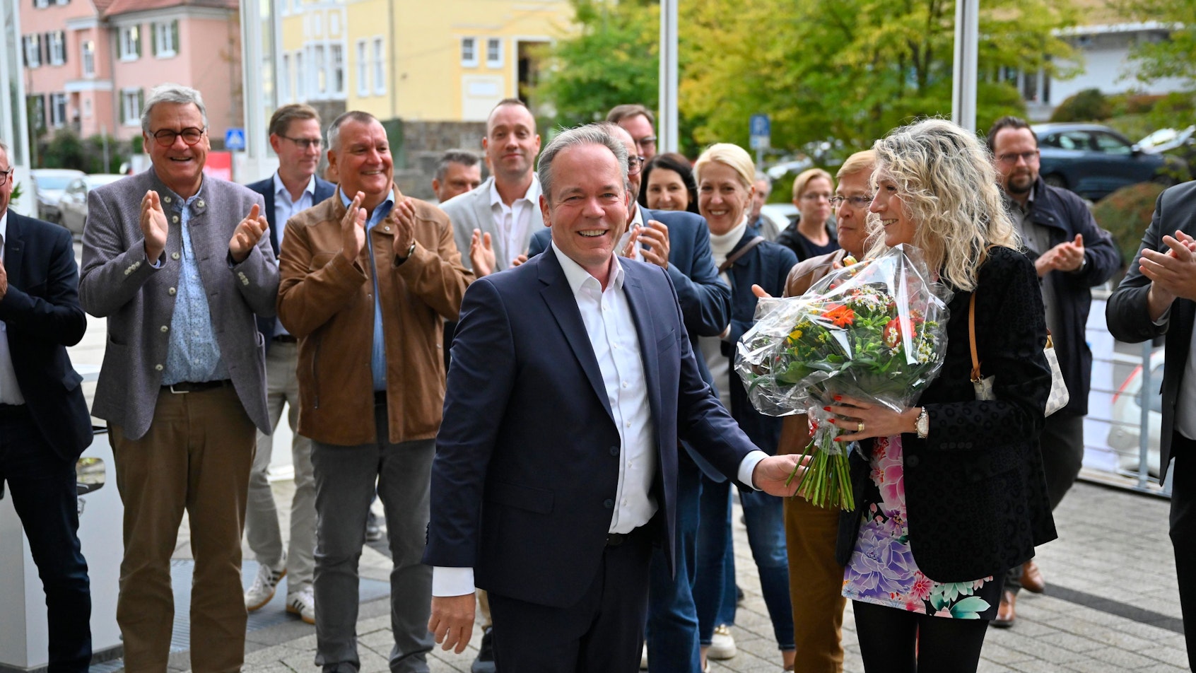Klaus Grootens inmitten von Gratulanten.