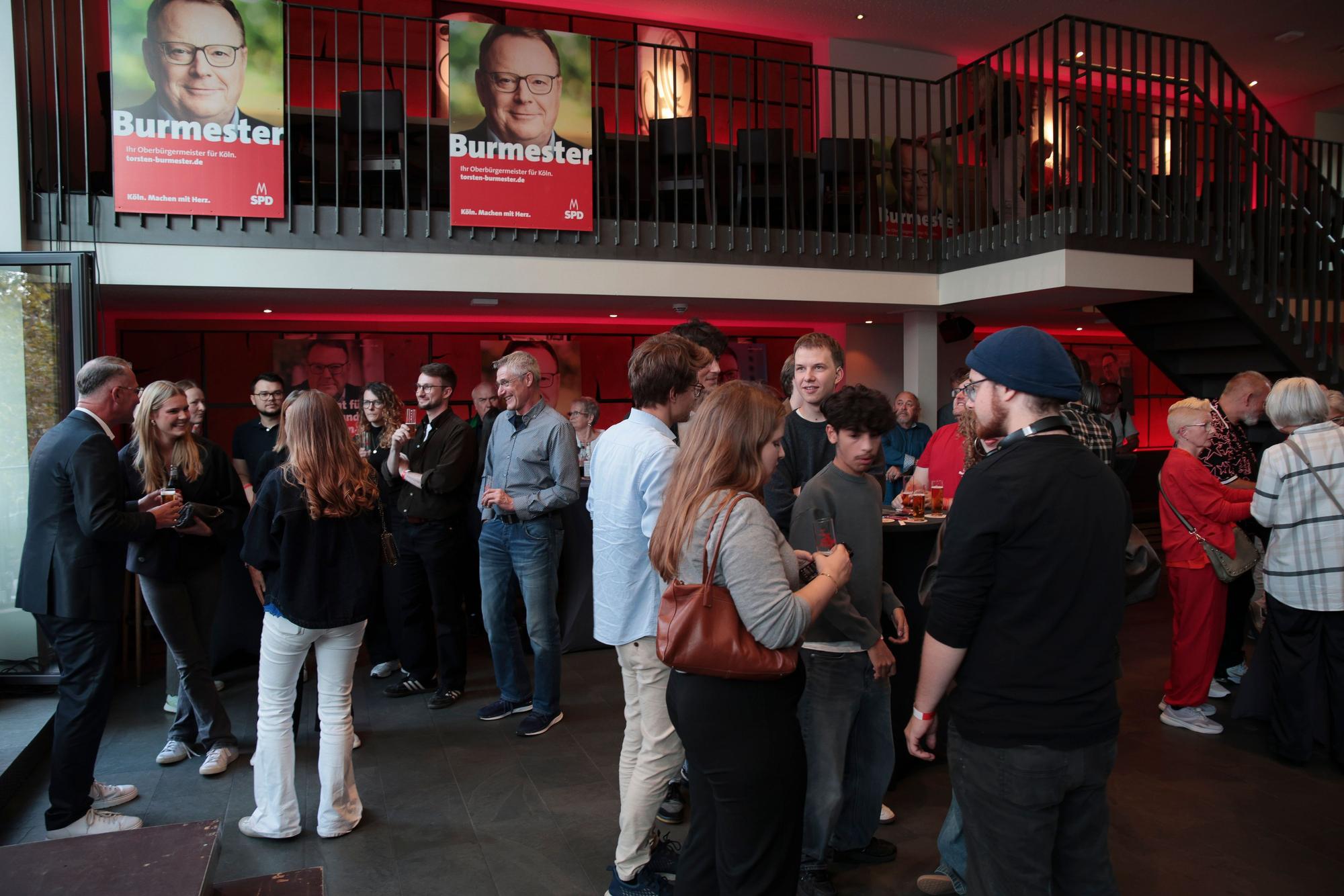 28.09.2025, Köln:Erster Stimmbezirk ist ausgezählt. Wahlparty der SPD zur Oberbürgermeisterwahl Köln 2025 im Saal Anno 1858 in der Malzmühle. Foto:Dirk Borm