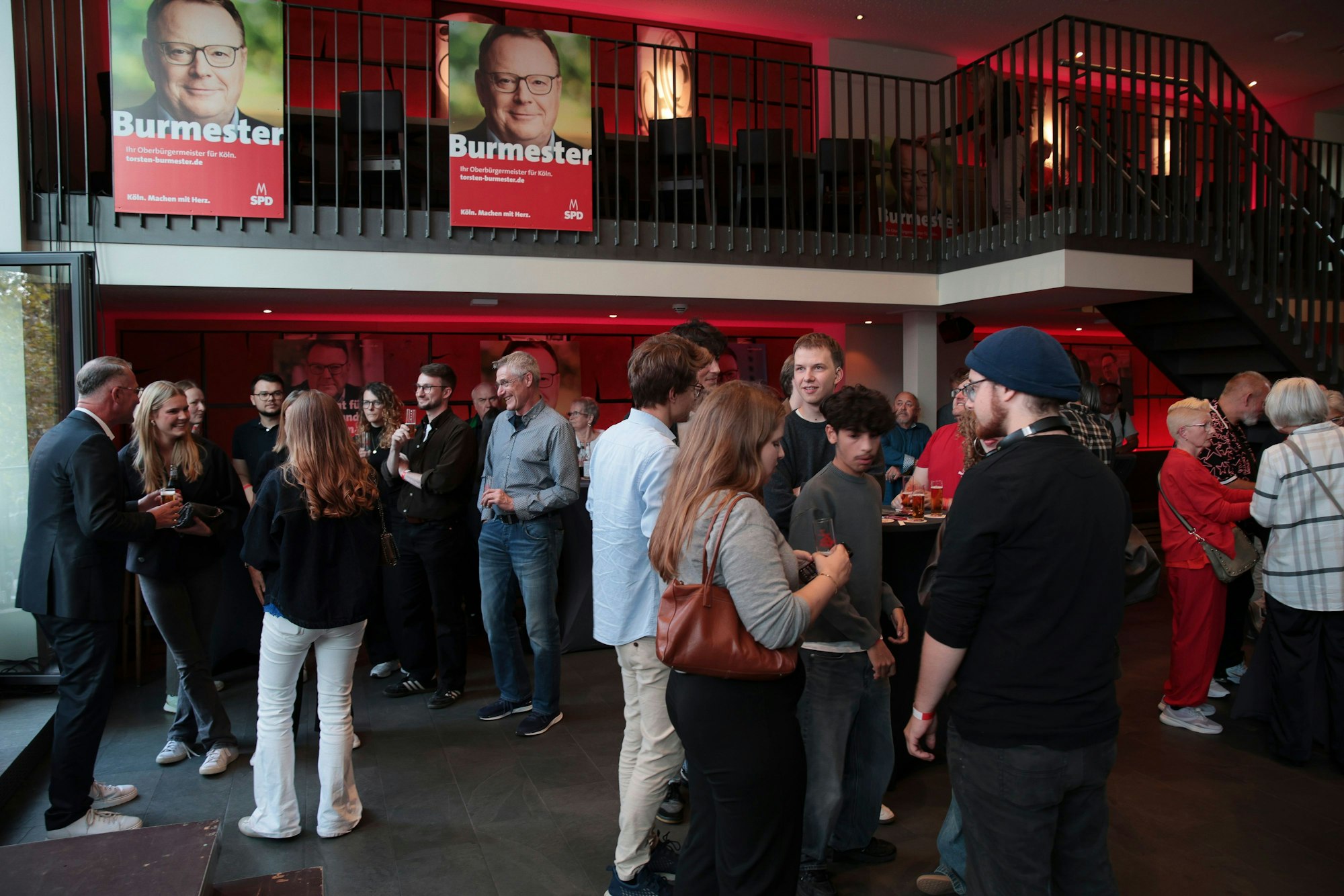 28.09.2025, Köln:Erster Stimmbezirk ist ausgezählt. Wahlparty der SPD zur Oberbürgermeisterwahl Köln 2025 im Saal Anno 1858 in der Malzmühle. Foto:Dirk Borm