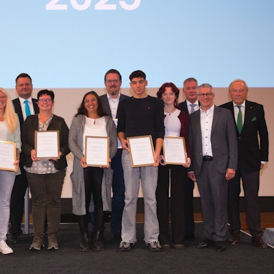 Die Preisträger vom Jugendzentrum Schmitzhöhe mit den Gastgebern der Lindlarer CDU.