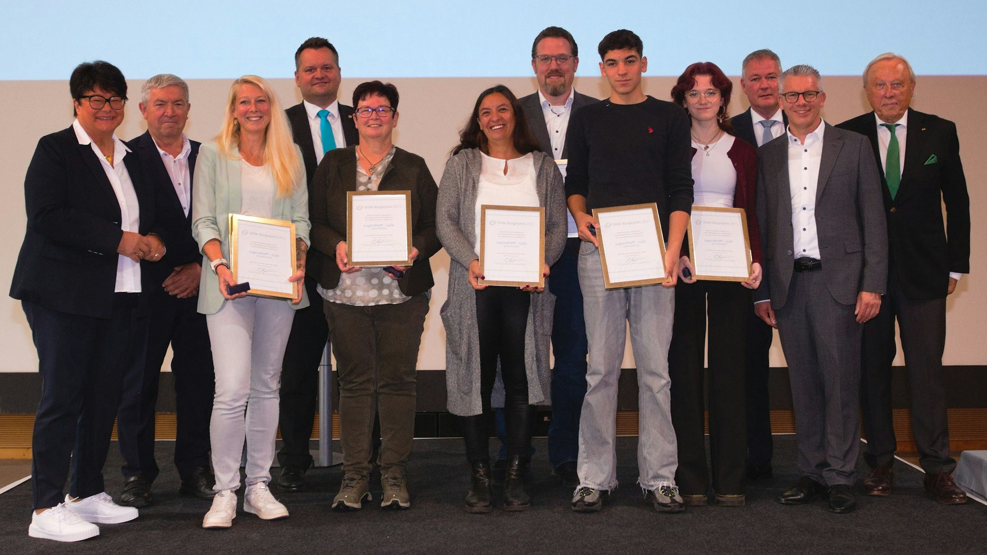 Die Preisträger vom Jugendzentrum Schmitzhöhe mit den Gastgebern der Lindlarer CDU.