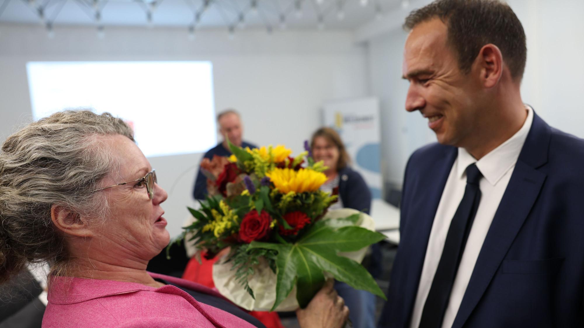 Anna-Katharina Horst überreicht einen Strauß an Dino Steuer.