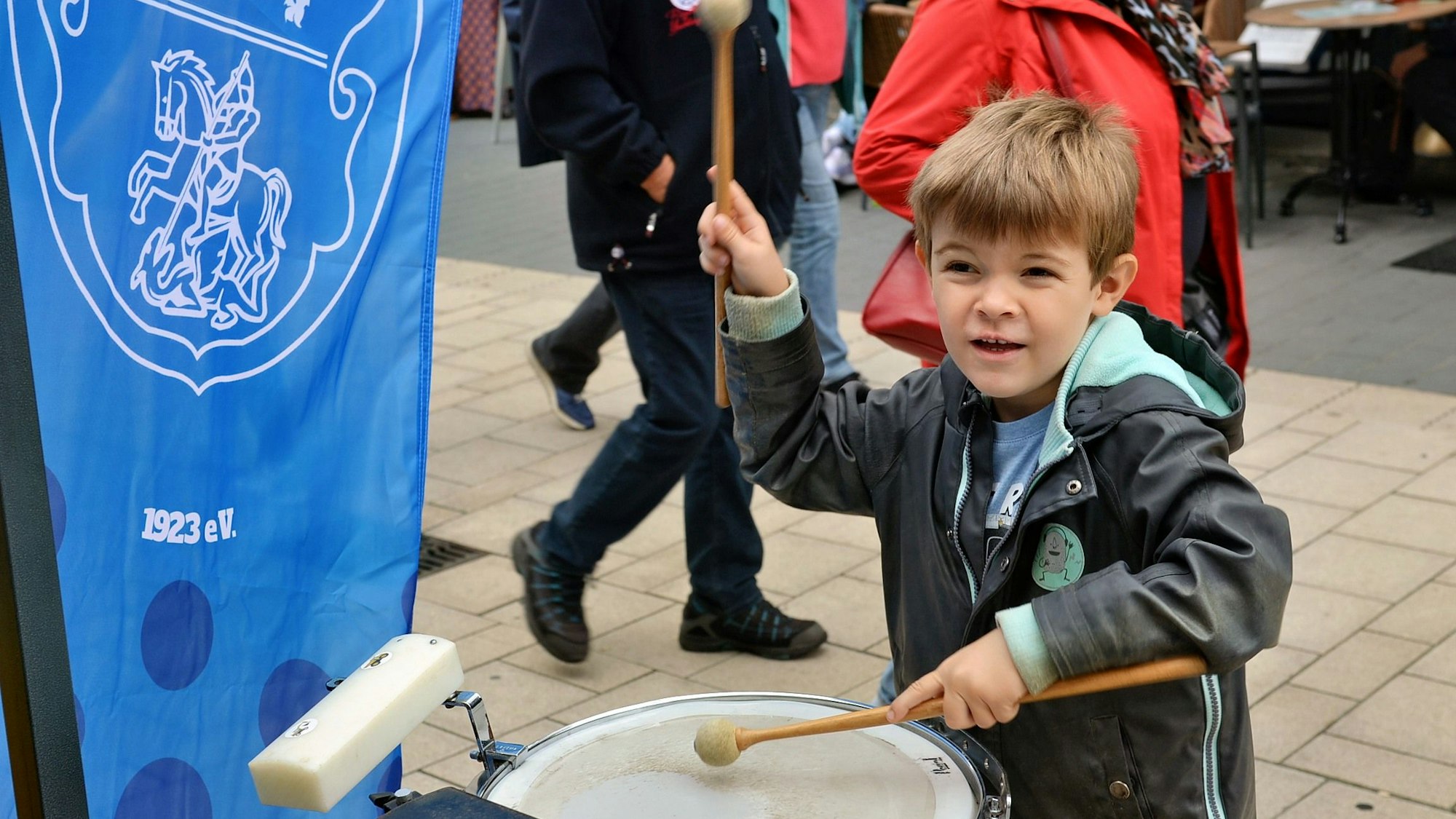 Ein Junge schlägt auf eine Trommel.