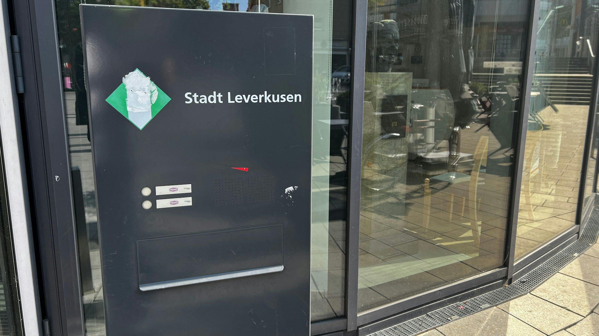 Briefkasten am Rathaus in Wiesdorf.
