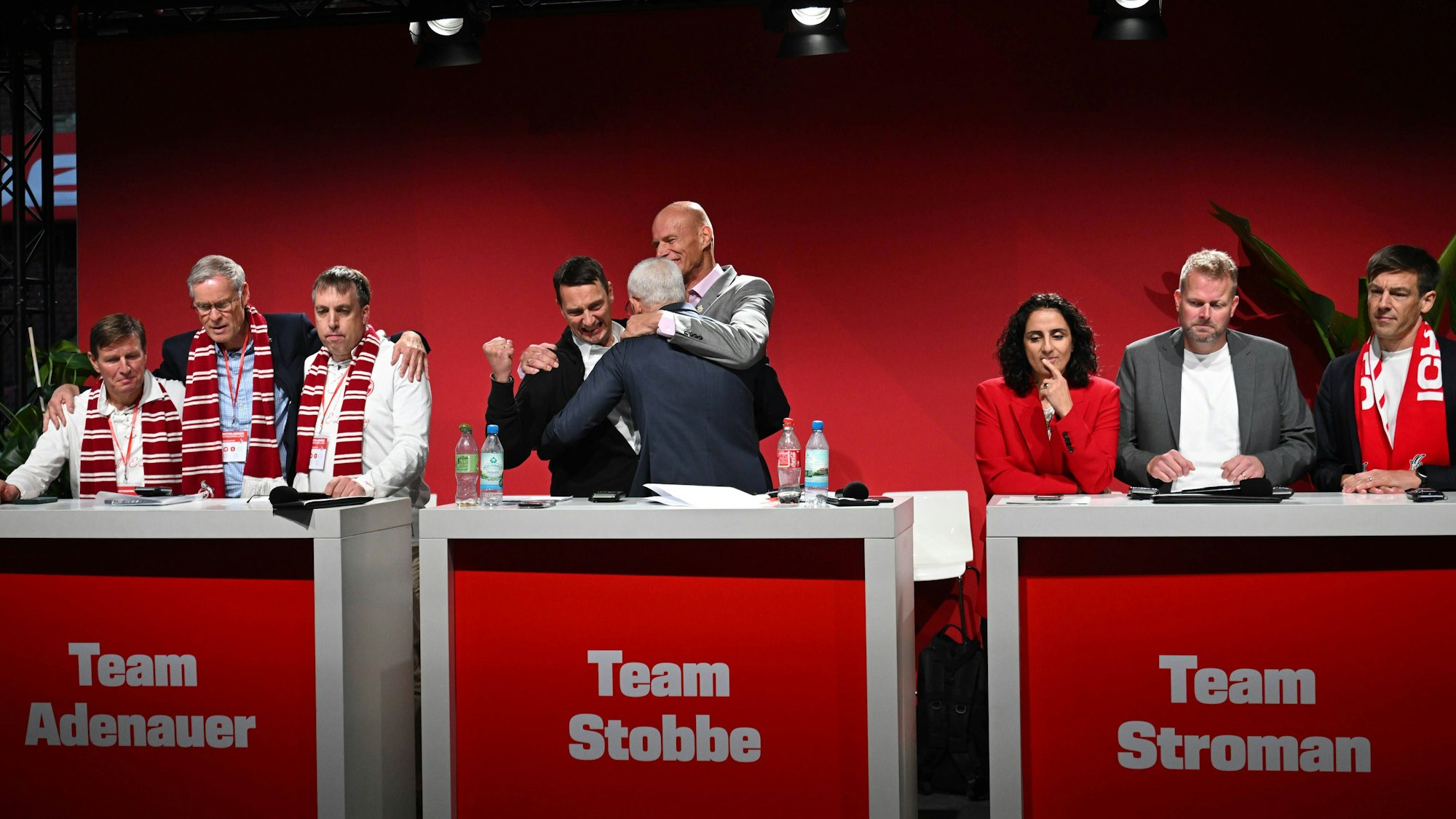 Moment der Entscheidung auf der Mitgliederversammlung des 1. FC Köln