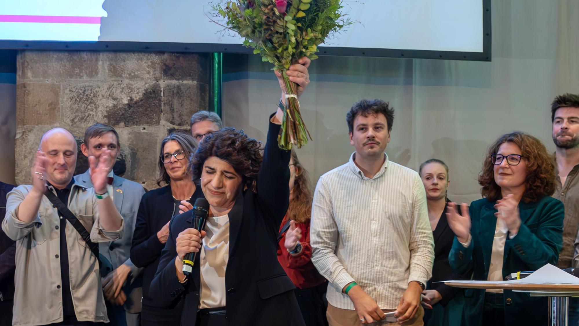 28.09.2025
Köln:
Kommunalwahl2025 Wahlabend der Kölner Grünen im Gürzenich. Oberbürgermeisterkandidatin Berîvan Aymaz und ihre Partei Bündnis 90/Die Grünen verfolgen den Ausgang der Stichwahl im Gürzenich.
Berîvan Aymaz hat verloren
Foto: Martina Goyert