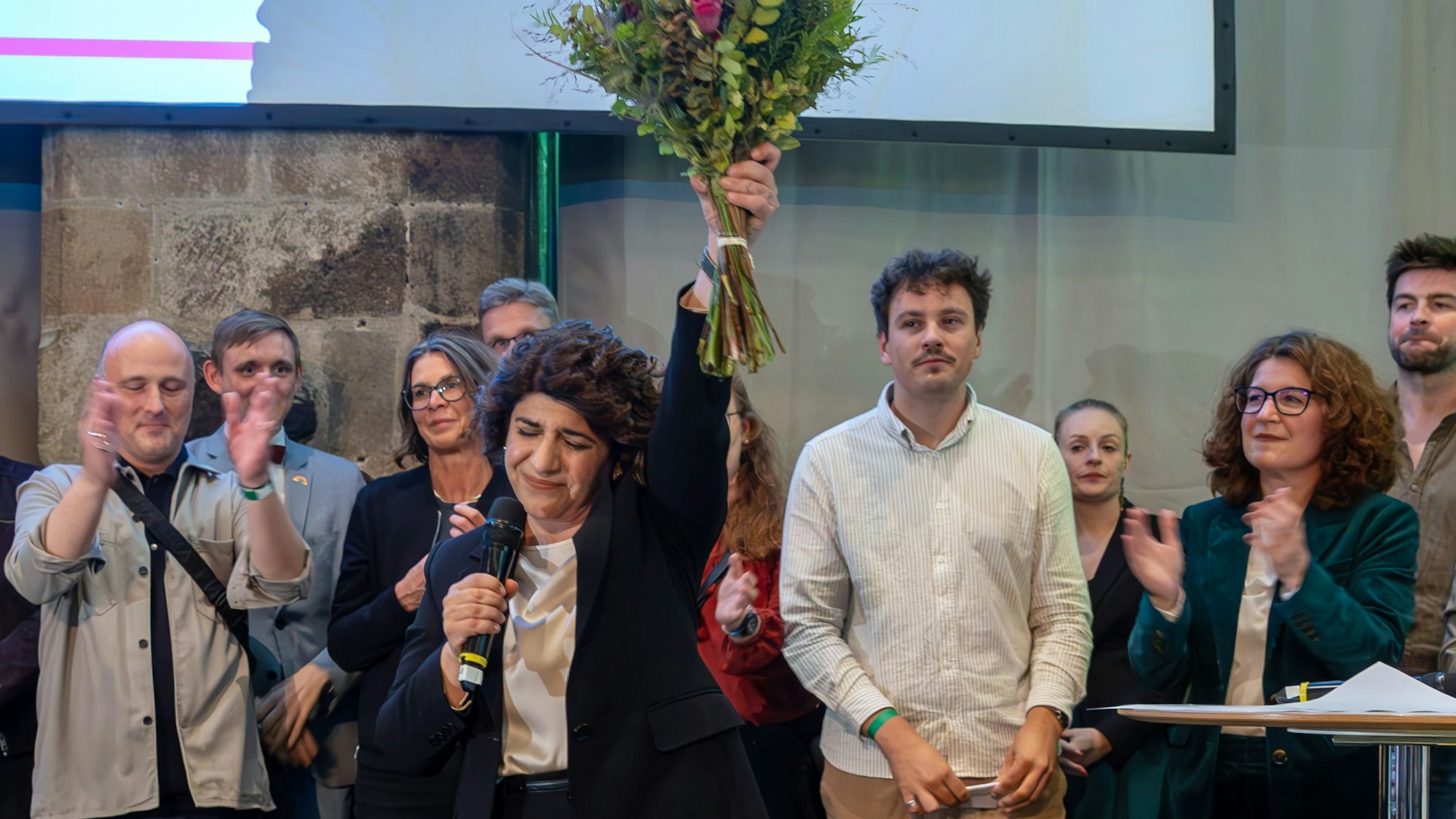 28.09.2025
Köln:
Kommunalwahl2025 Wahlabend der Kölner Grünen im Gürzenich. Oberbürgermeisterkandidatin Berîvan Aymaz und ihre Partei Bündnis 90/Die Grünen verfolgen den Ausgang der Stichwahl im Gürzenich.
Berîvan Aymaz hat verloren
Foto: Martina Goyert