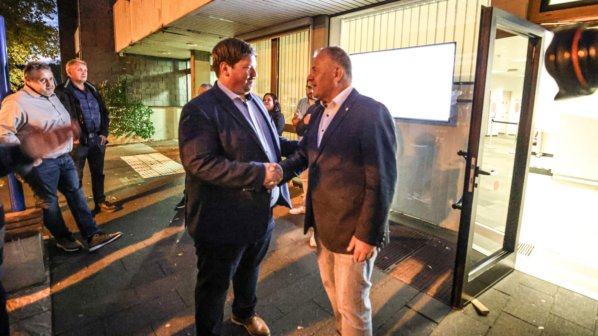 Faire Geste: Maurice Winter (CDU,l.) und Frank Steffes nach der Wahl.