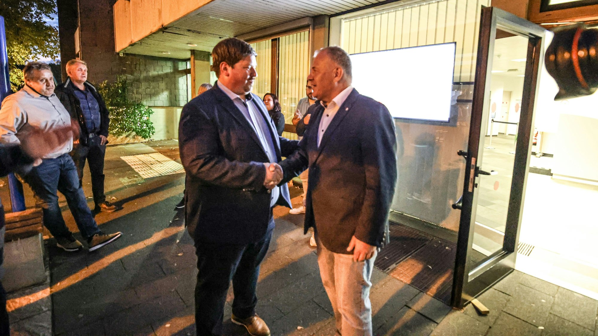 Faire Geste: Maurice Winter (CDU,l.) und Frank Steffes nach der Wahl.