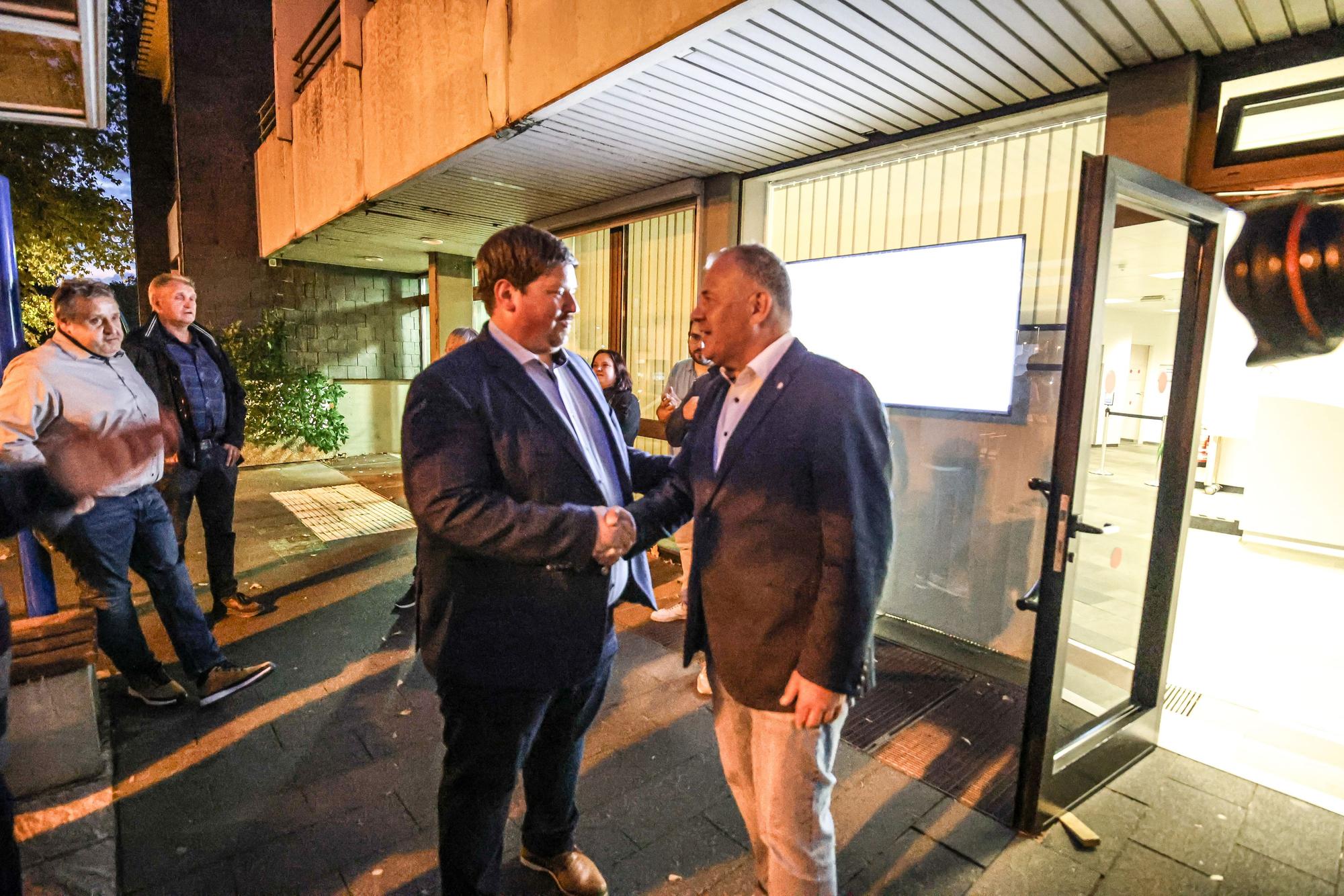 Faire Gratulation nach der Stichwahl: Frank Steffes (r., SPD) und Maurice Winter (l., CDU).