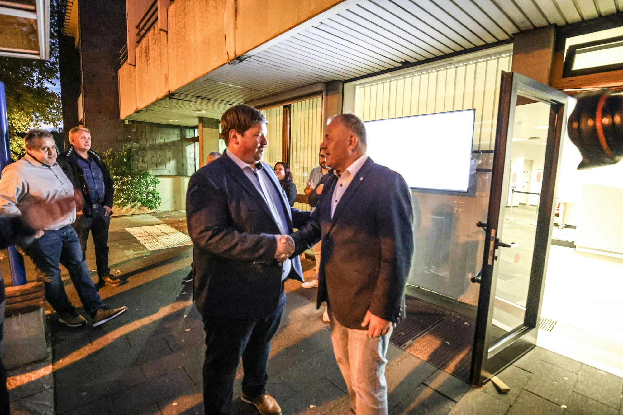 Faire Gratulation nach der Stichwahl: Frank Steffes (r., SPD) und Maurice Winter (l., CDU).