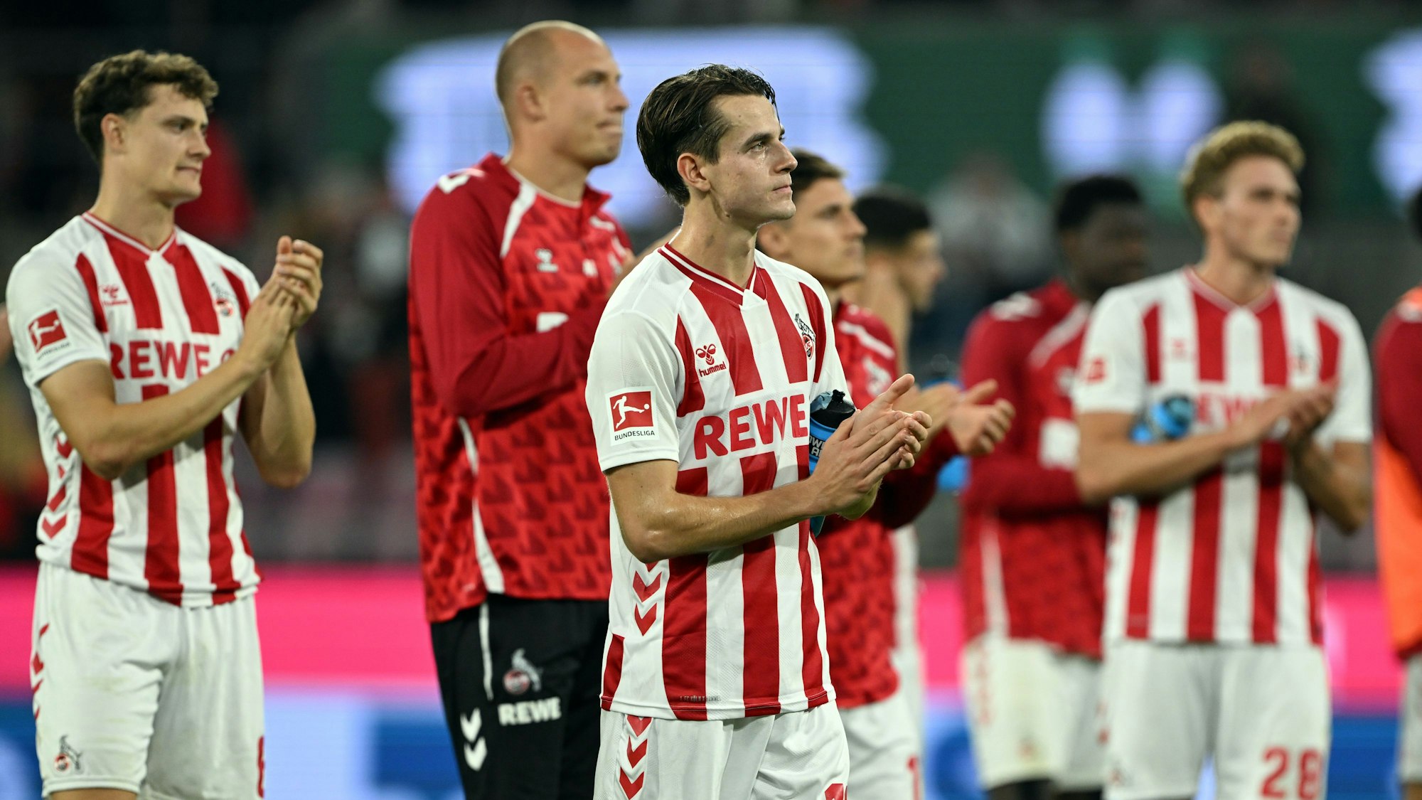 Jakub Kaminski (Mitte) erzielte die frühe Kölner Führung.