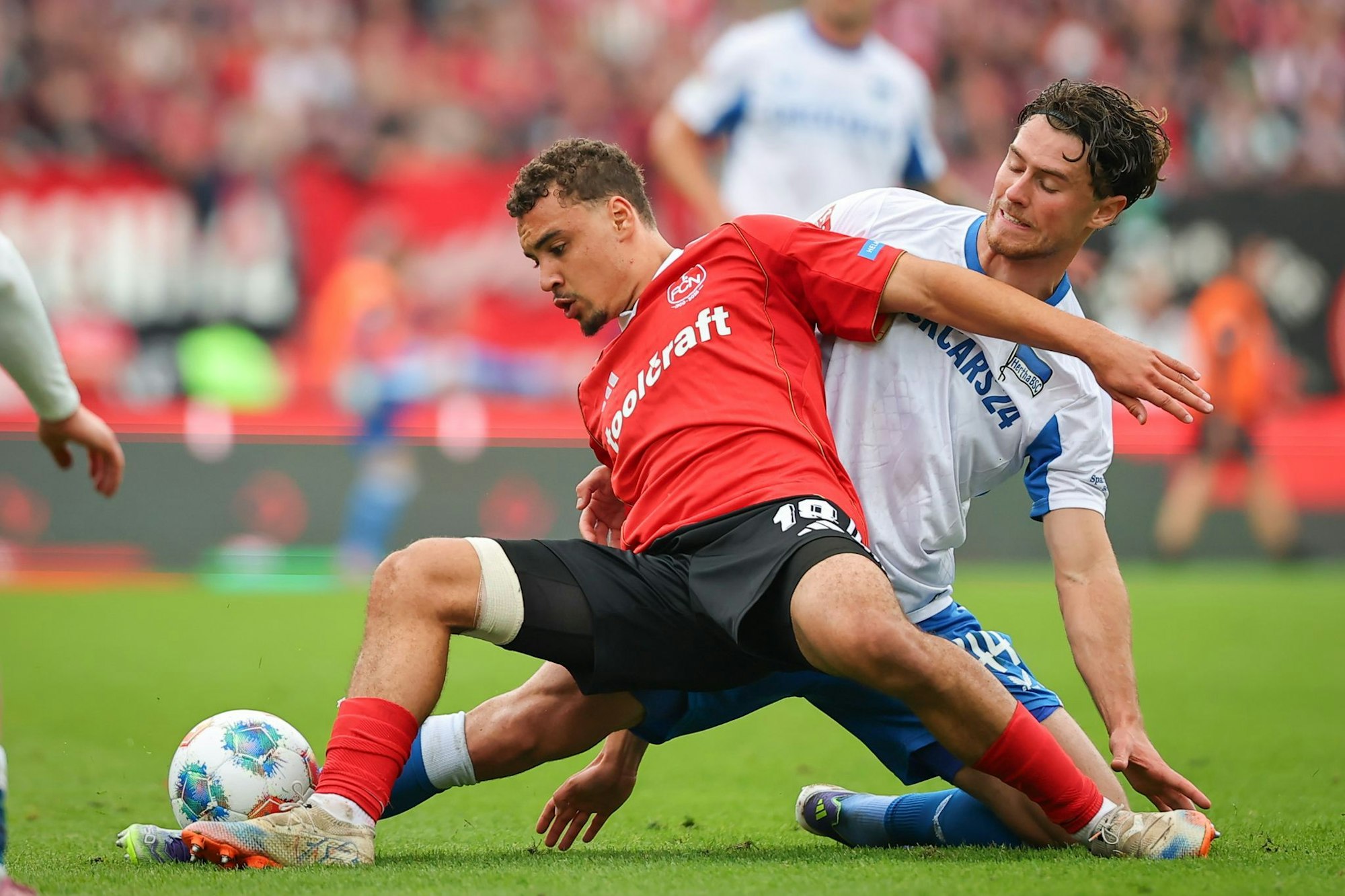 Kampf um den Ball: Nürnbergs Rafael Lubach (l) und Hertha-Profi Jon Dagur Thorsteinsson.