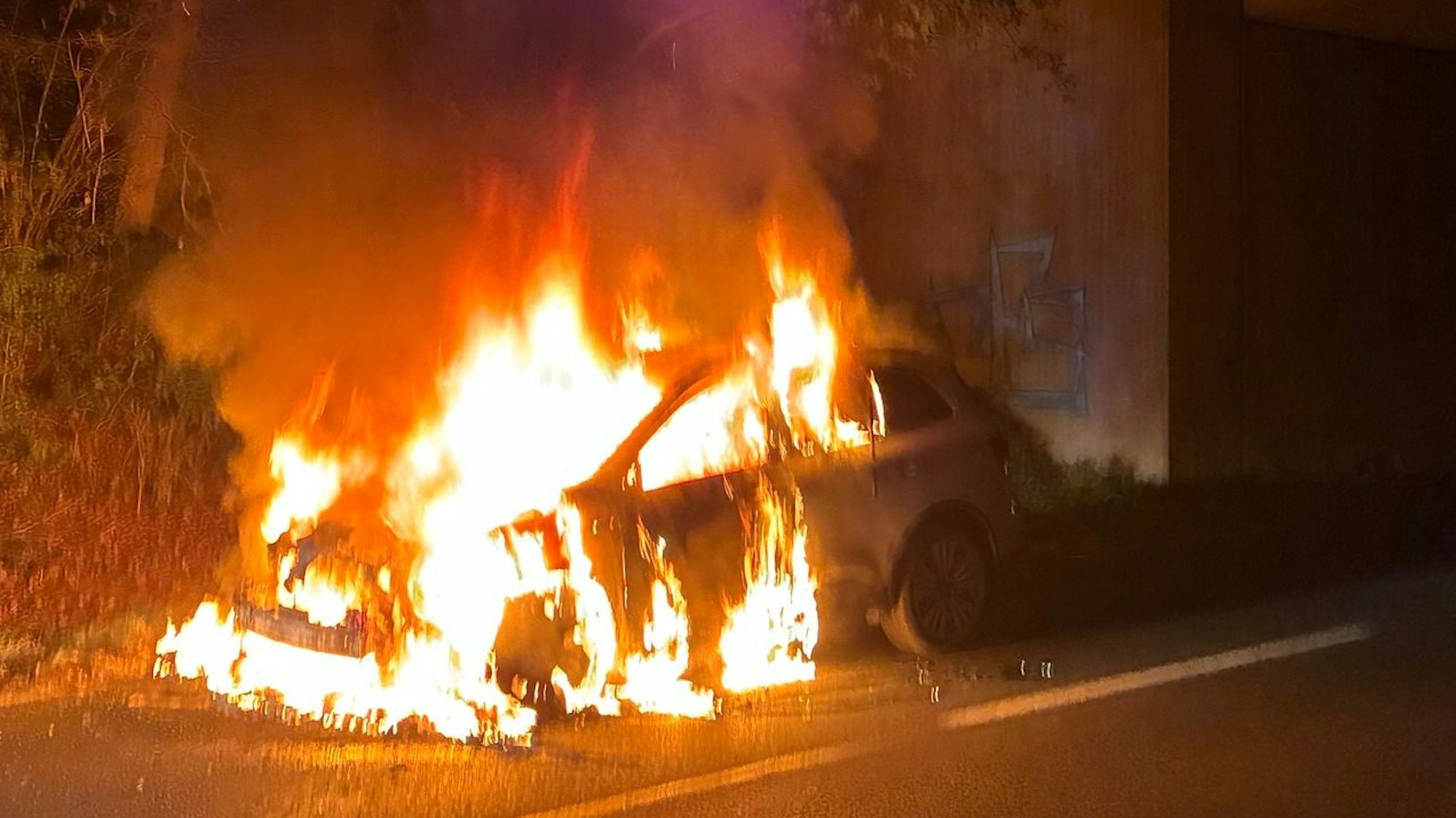 Das Bild zeigt ein brennendes Auto.