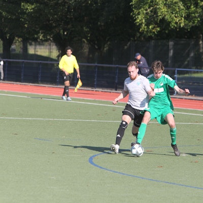 Buisdorfs Finn Töller (rechts) wird vom Hangelarer Yannick Neumann gestoppt.