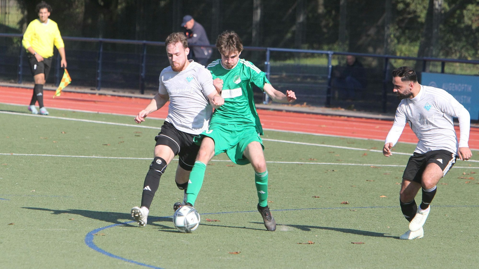 Buisdorfs Finn Töller (rechts) wird vom Hangelarer Yannick Neumann gestoppt.