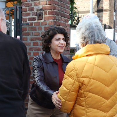 Das Bild zeigt Oberbürgmeisterkandidatin Berîvan Aymaz bei der Stimmabgabe am Vormittag im Wahllokal der KGS Olpener Str. in Brück. Foto: Martina Goyert
