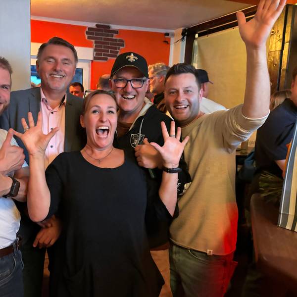 Michael Eyer (zweiter von links) ist Overaths neuer Bürgermeister. Das feiert er mit der CDU.