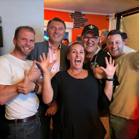 Michael Eyer (zweiter von links) ist Overaths neuer Bürgermeister. Das feiert er mit der CDU.