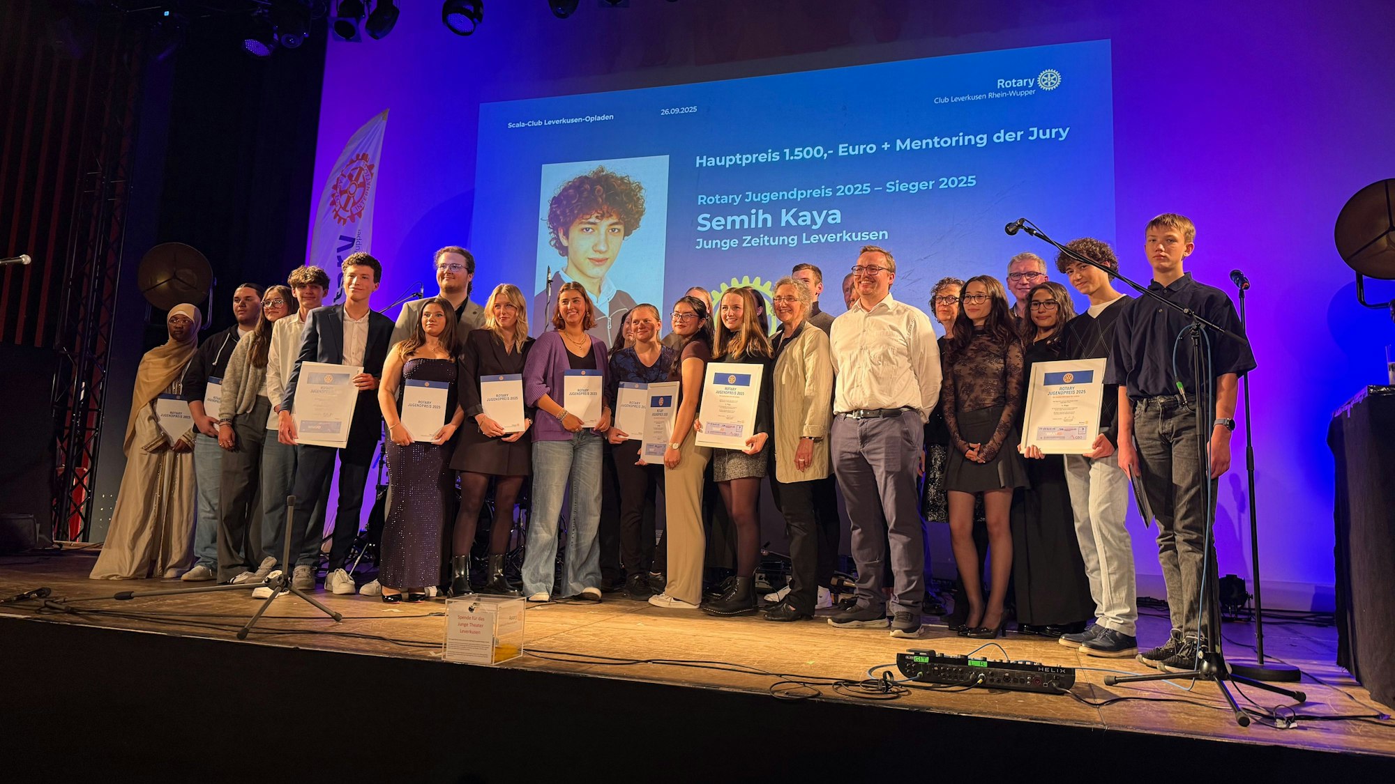 Junge Menschen, die sich in besonderer Weise für andere einsetzen, sind am Freitagabend im Scala-Club Opladen ausgezeichnet worden.