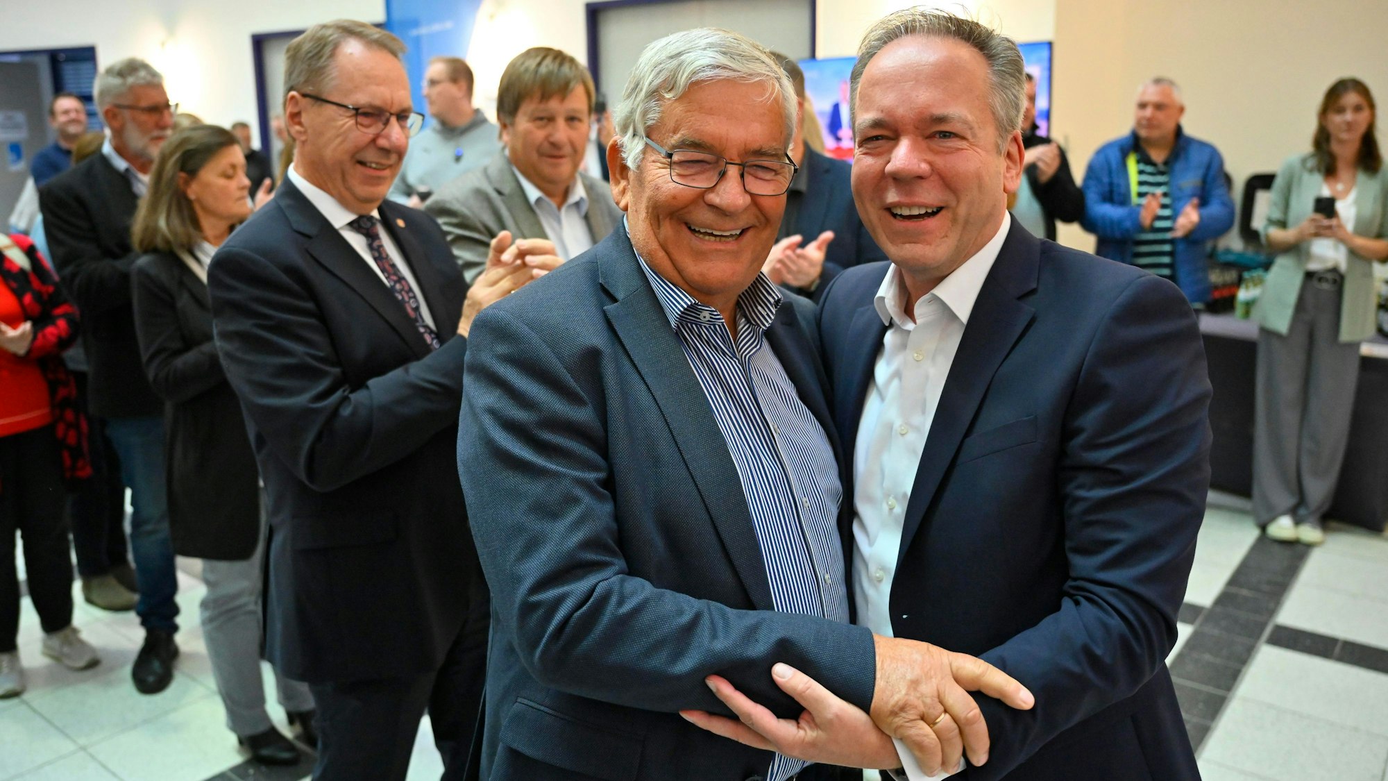 Hagen Jobi gratuliert Klaus Grootens.