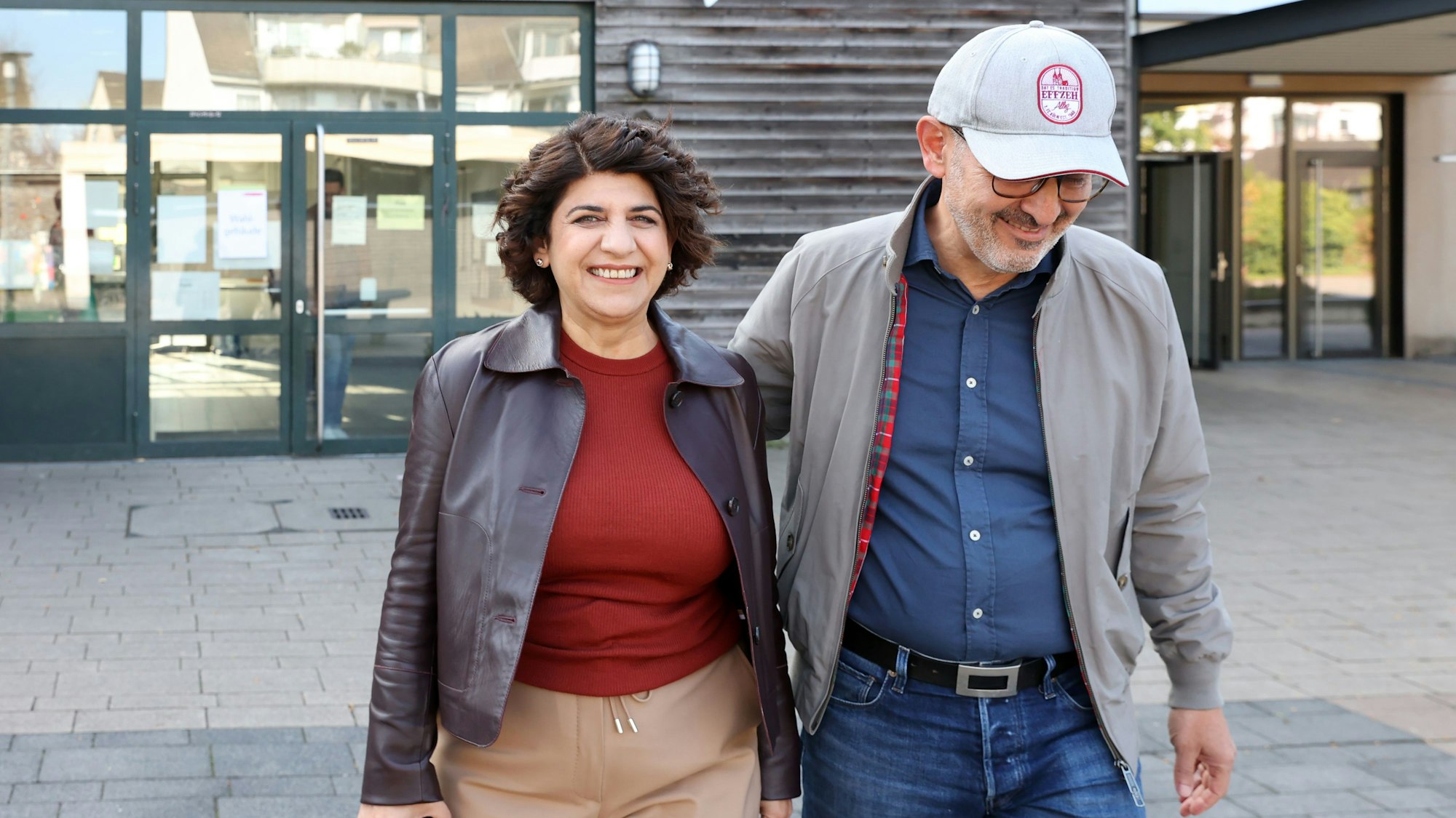 Die Oberbürgmeisterkandidatin der Grünen, Berivan Aymaz, vor dem Wahllokal in Brück. Mit dabei war Ihr Bruder Dr. Serhat Aymaz.