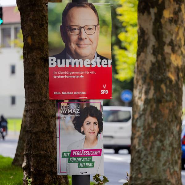 Köln: Zwei Wahkplakate zeigen die beiden Kandidaten von SPD, Torsten Burmester (oben), und von Bündnis 90/Die Grünen, Berivan Aymaz. Der SPD-Kandidat setzte sich am Sonntag (28. September) durch.