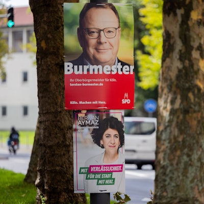 Köln: Zwei Wahkplakate zeigen die beiden Kandidaten von SPD, Torsten Burmester (oben), und von Bündnis 90/Die Grünen, Berivan Aymaz. Der SPD-Kandidat setzte sich am Sonntag (28. September) durch.