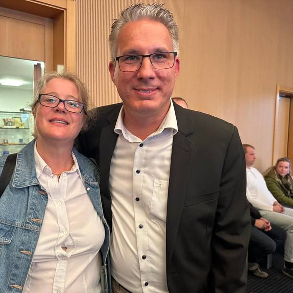 Wahlsieger Guido Vierkötter mit seiner Frau Meike auf der Wahlparty im Rathaus von Neunkirchen-Seelscheid.