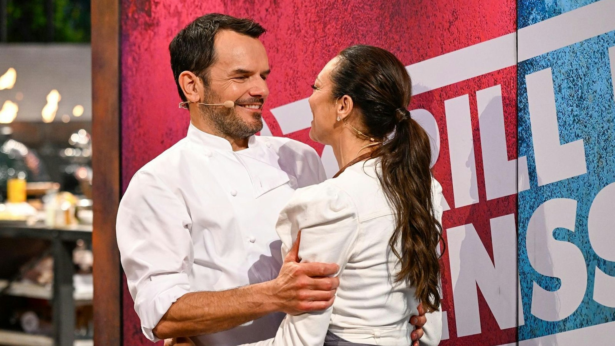 Steffen Henssler ist von Lilly Becker begeistert. Er lobt sie als „geile Alte“. „Die ist einfach cool. Punkt.“ (Bild: RTL / Markus Hertrich)