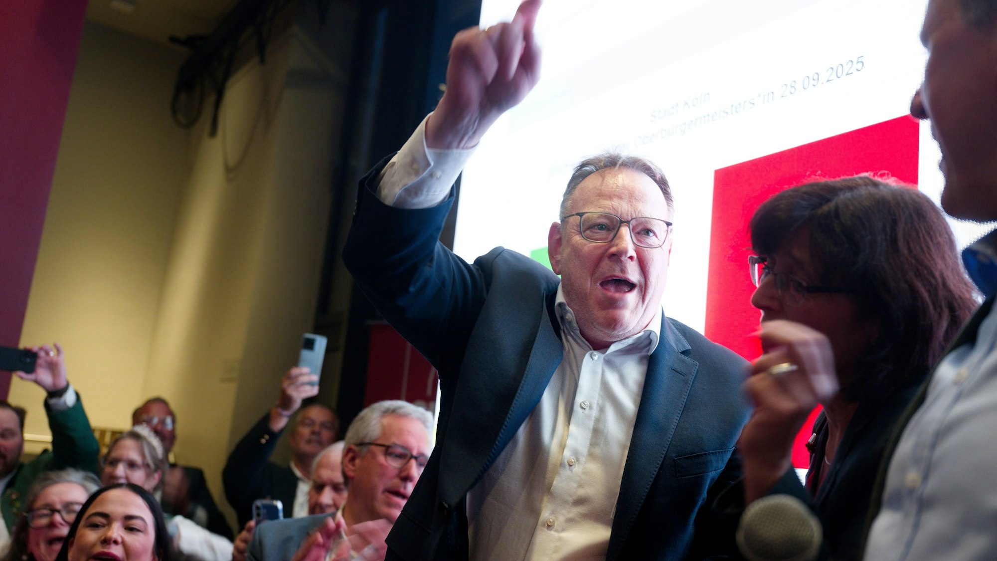 28.09.2025, Nordrhein-Westfalen, Köln: Stichwahlen nach der Kommunalwahl in Nordrhein-Westfalen. Der Oberbürgermeister-Kandidat der SPD für Köln, Torsten Burmester, bedankt sich bei der Wahlparty der SPD. Burmester führt gegen Landtags-Vizepräsidentin Aymaz von den Grünen. Foto: Henning Kaiser/dpa +++ dpa-Bildfunk +++