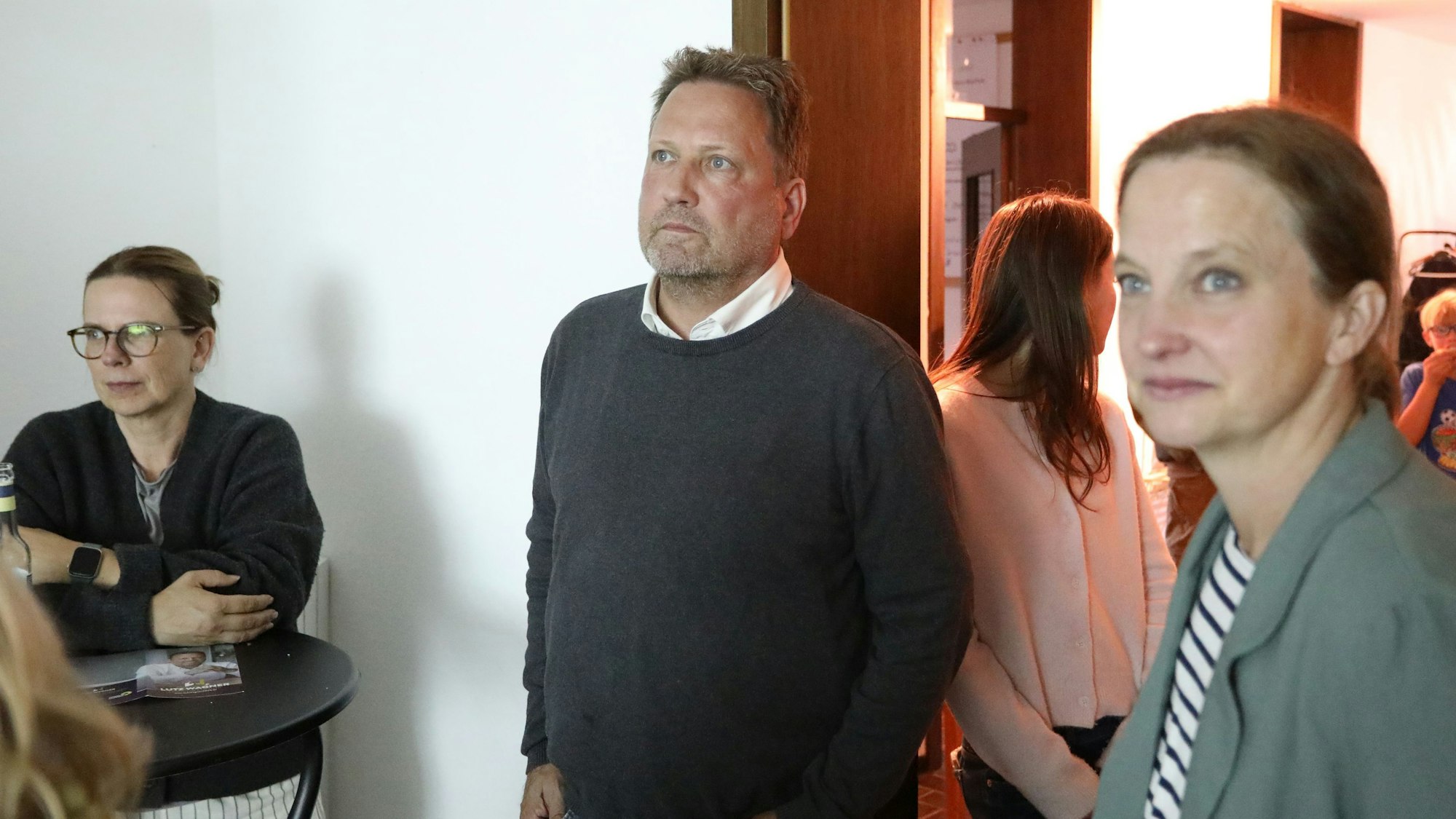 Ein Mann und zwei Frauen.