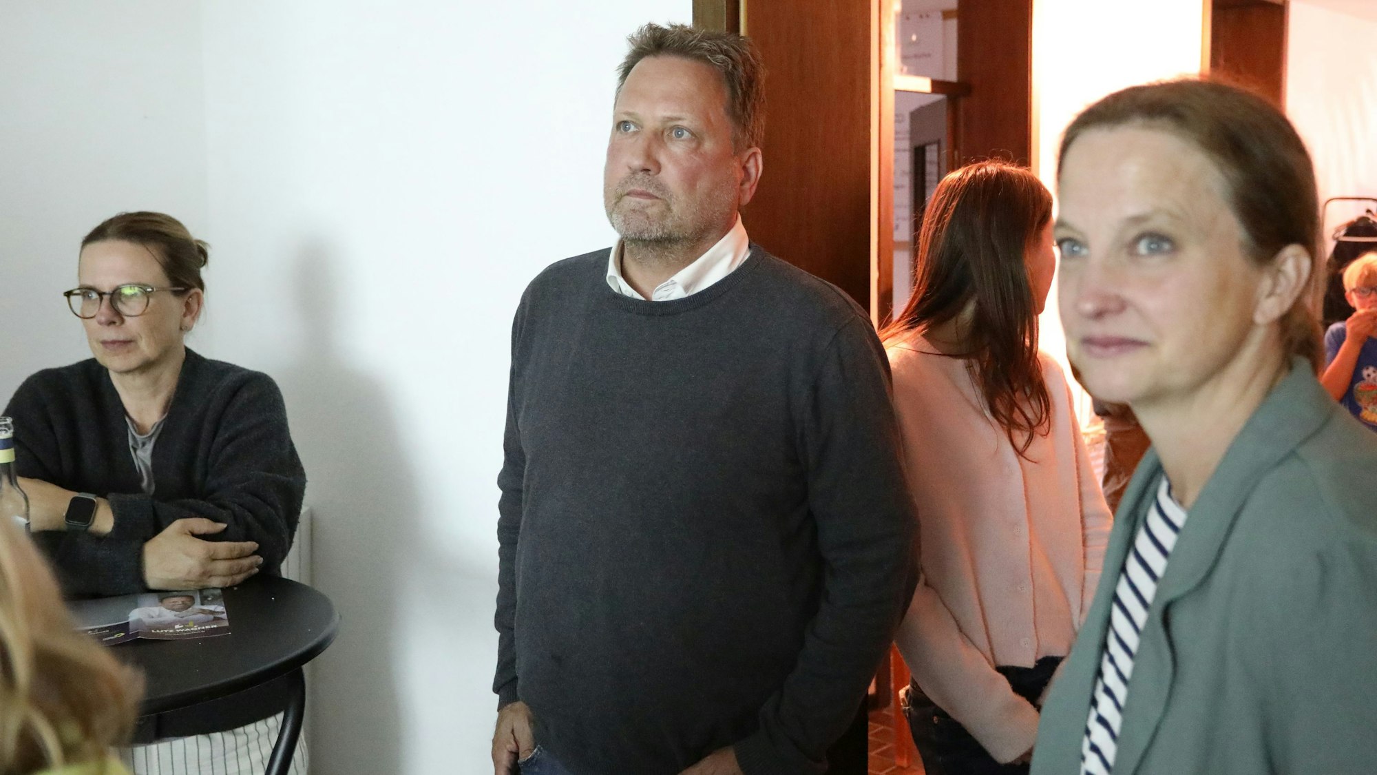 Ein Mann und zwei Frauen.