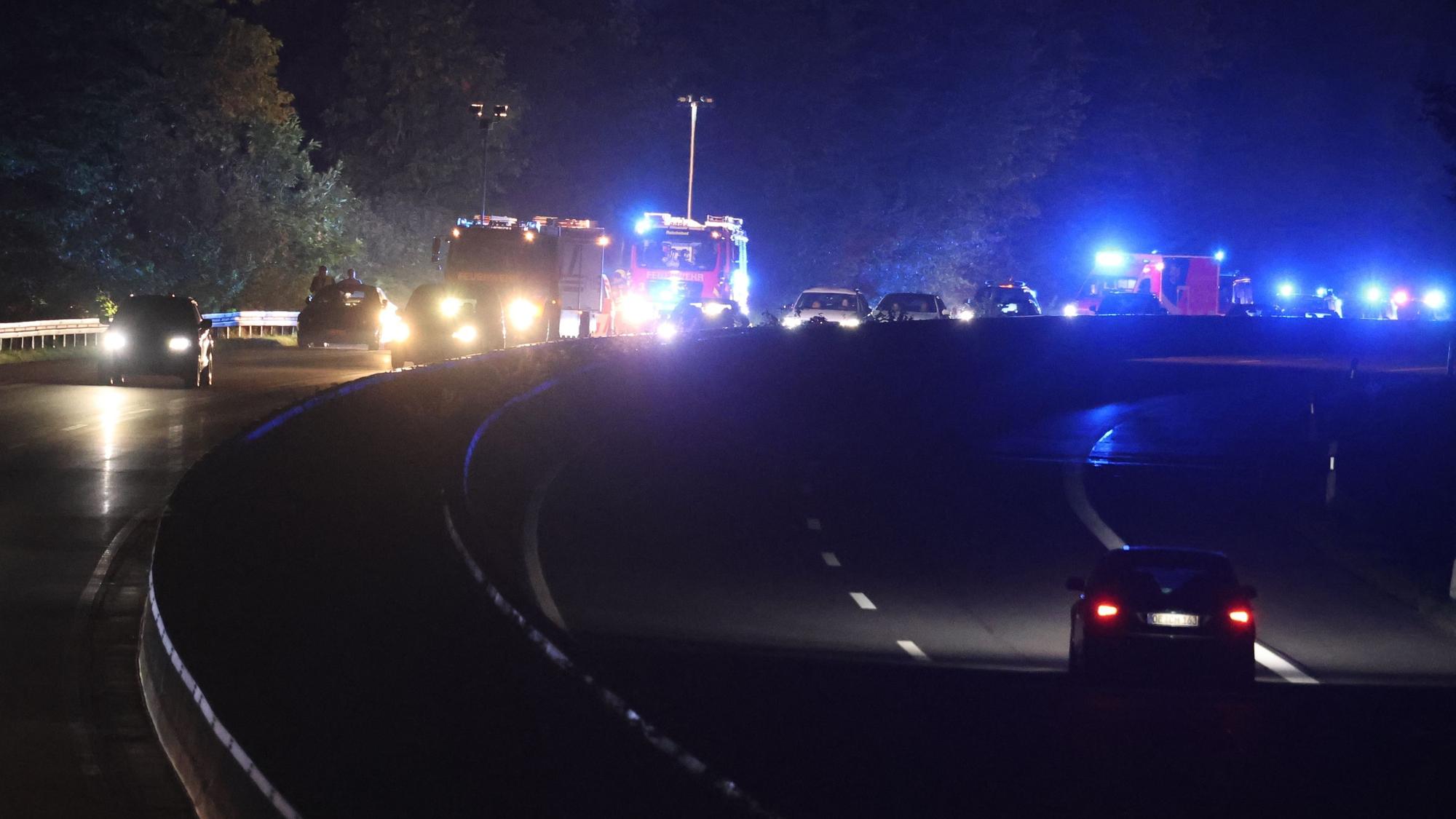 Die Unfallstelle nach dem nächtlichen Verkehrsunfall auf der A 4 bei Reichshof- Hahn.