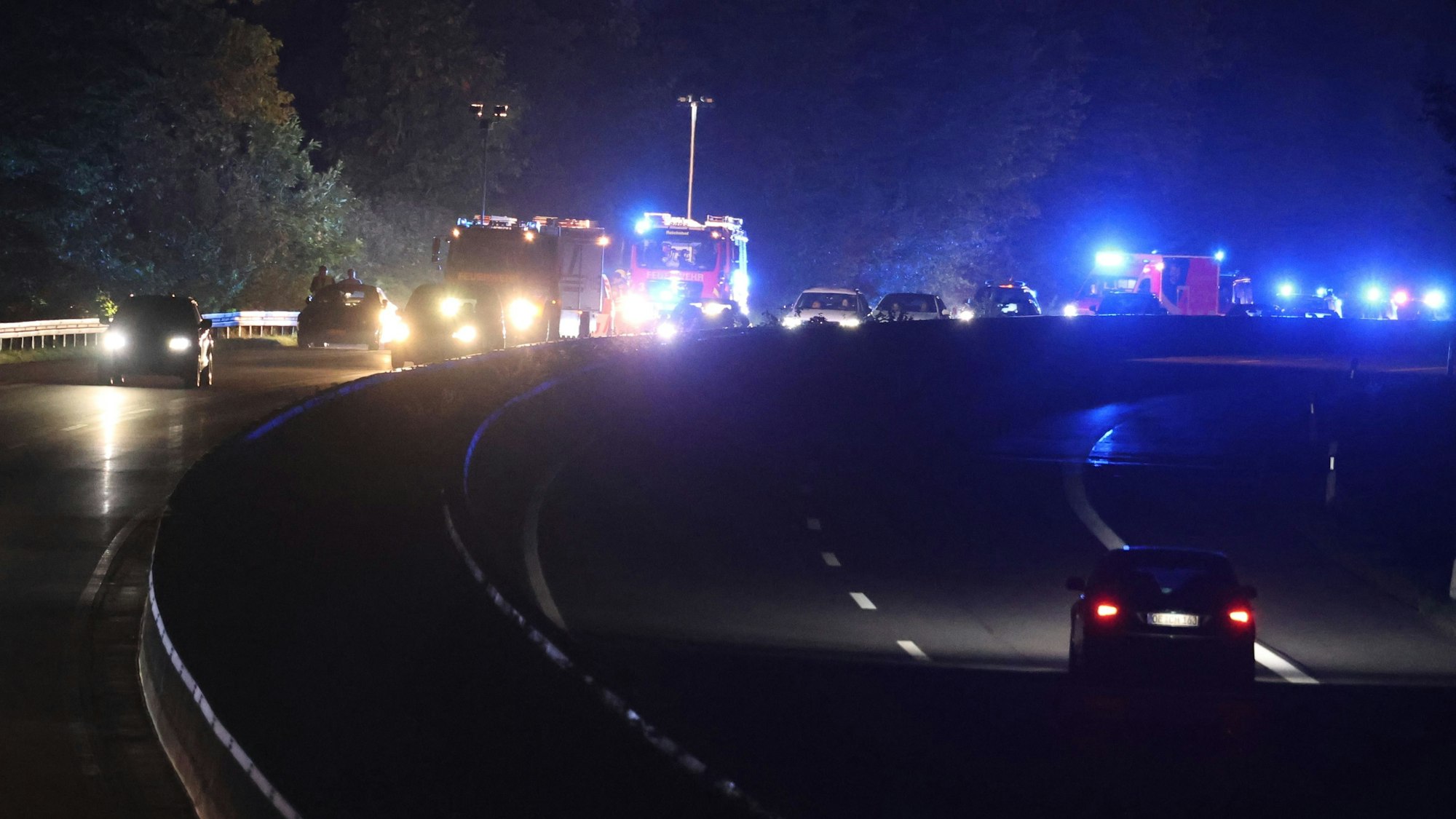 Die Unfallstelle nach dem nächtlichen Verkehrsunfall auf der A 4 bei Reichshof- Hahn.
