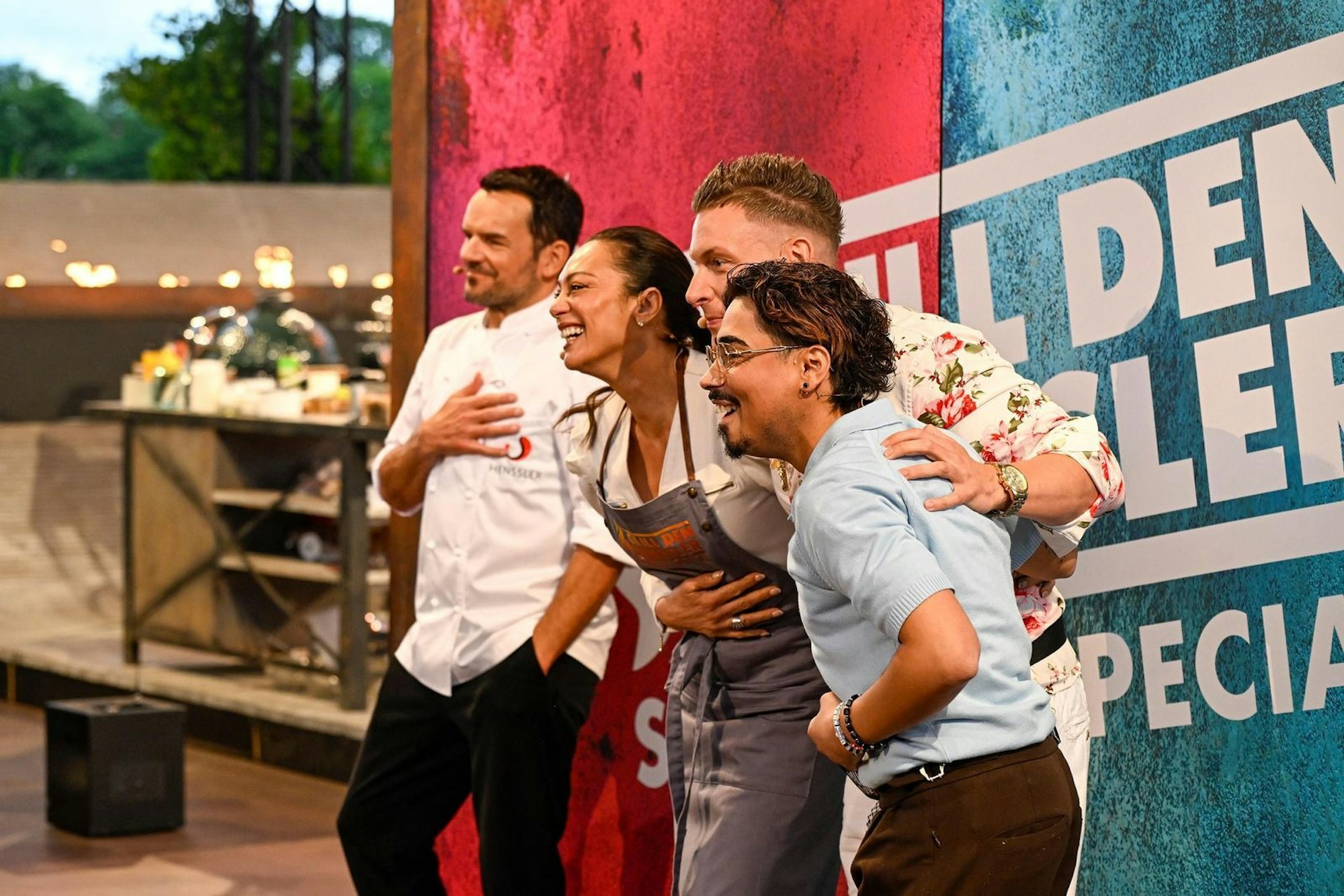Die Promis feierten ihr Remis im Impro-Gang wie einen Sieg. (Bild: RTL / Markus Hertrich)