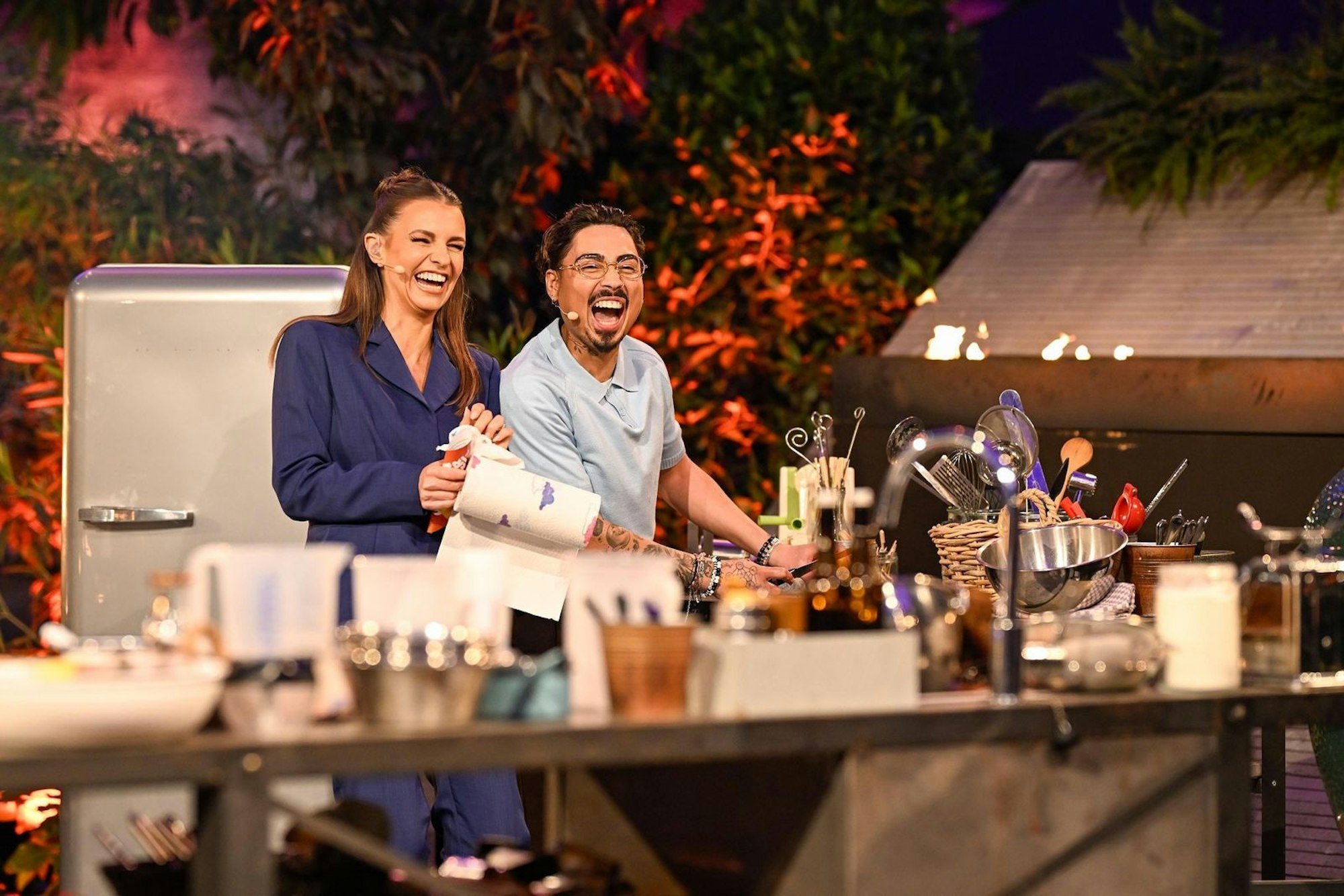 Tony Bauers Dessert wurde zur Comedy- und Flirt-Show. Er und Wontorra hatten richtig Spaß - während sich Ralf Zacherl die Haare raufte: „Tony, wir werden nicht fertig.“ (Bild: RTL / Markus Hertrich)