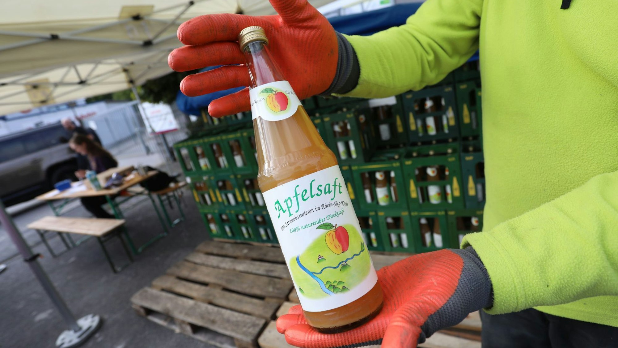 Äpfelabgabe beim Baumarkt Klein in Königswinter-Oberpleis: Die Biologische Station des Rhein-Sieg-Kreises gab Saft für die abgebenen Äpfel ab.