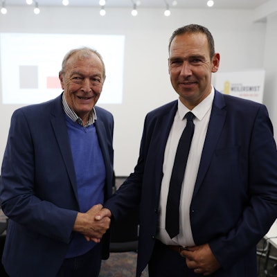 Peter Schlösser gratuliert dem Wahlsieger Dino Steuer.