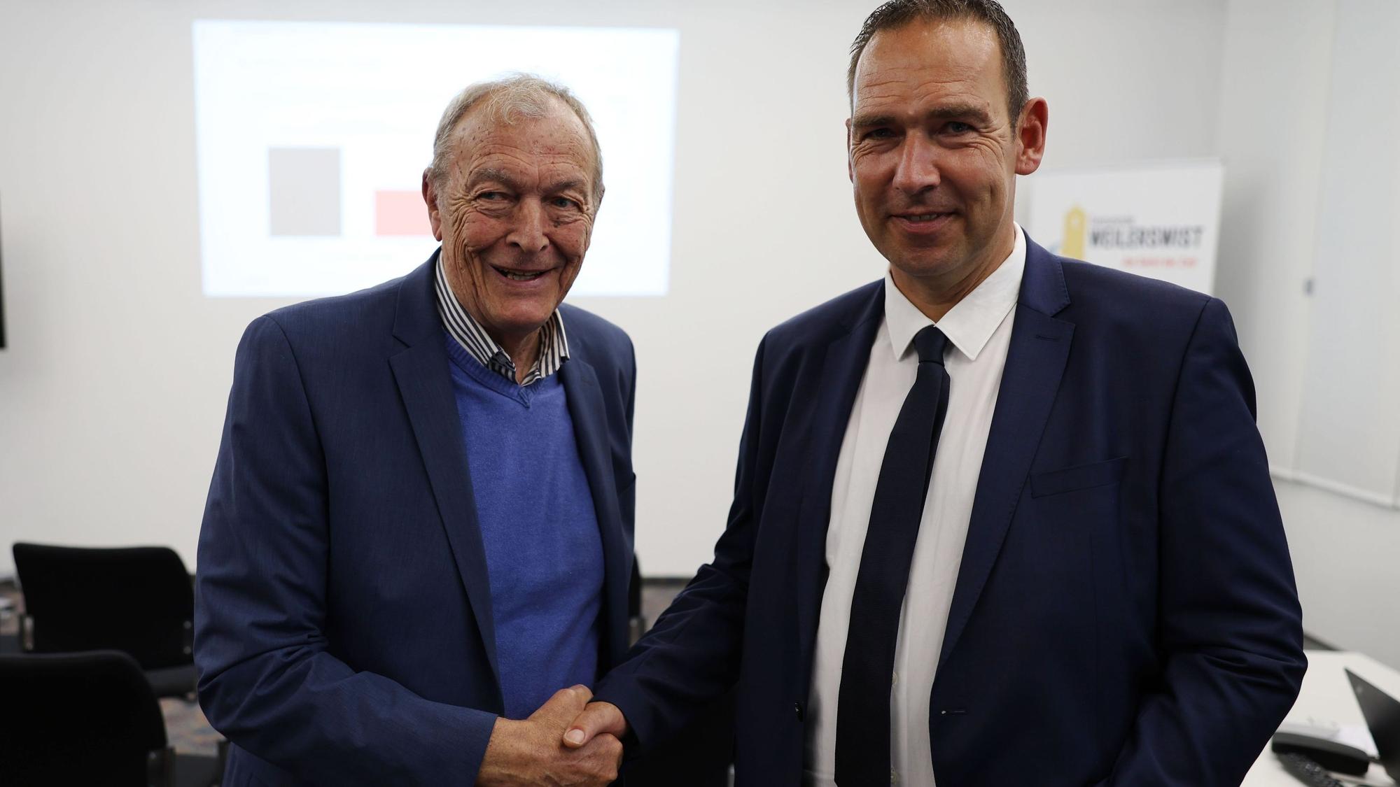 Peter Schlösser gratuliert dem Wahlsieger Dino Steuer.