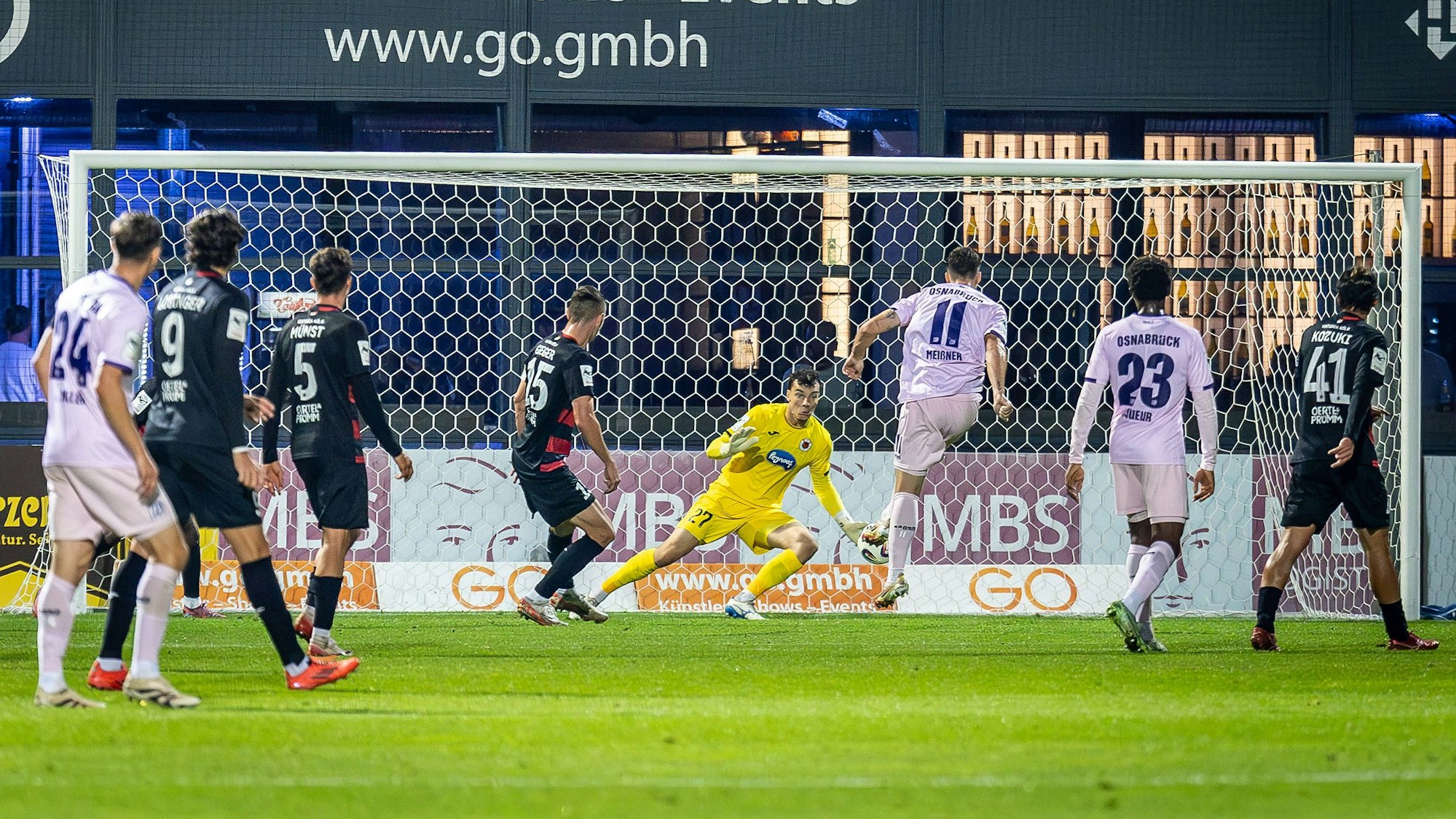 3. Liga: FC Viktoria Köln - VfL Osnabrück, 28.09.2025 Arne Schulz Viktoria Köln, 27 pariert den Schuss von Robin Meißner VfL Osnabrück, 11 Köln, 28.09.2025, 8. Spieltag der 3. Fußball-Liga, FC Viktoria Köln - VfL Osnabrück im Sportpark Hoehenberg in Köln. Die DFL-Bestimmungen verbieten die Verwendung von Fotografien als Bildsequenzen und / oder Quasi-Videos. *** 3 Liga FC Viktoria Köln VfL Osnabrück, 28 09 2025 Arne Schulz Viktoria Köln, 27 parries the shot of Robin Meißner VfL Osnabrück, 11 Köln, 28 09 2025, 8 matchday of the 3 soccer league, FC Viktoria Köln VfL Osnabrück at Sportpark Hoehenberg in Köln The DFL regulations prohibit the use of photographs as image sequences and or quasi videos Copyright: xBEAUTIFULxSPORTS/LeahxKohringx