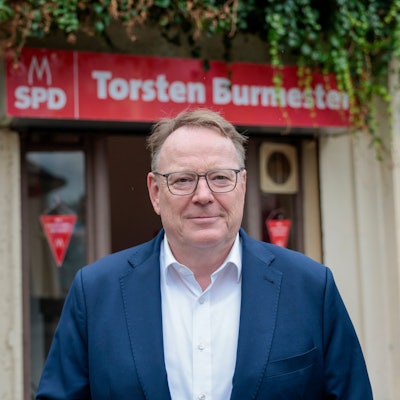 Torsten Burmester steht vor dem SPD-Bürgerbüro.