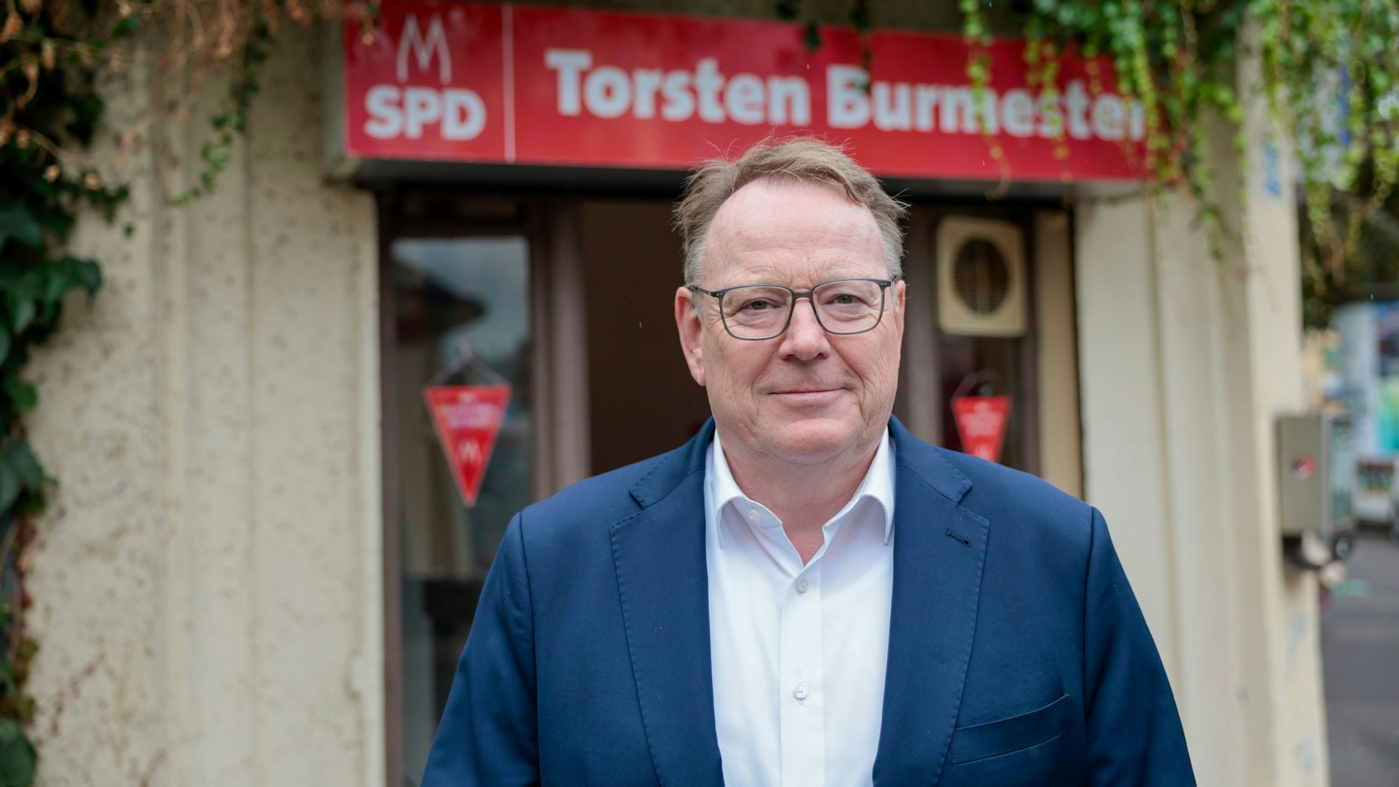 PRODUKTION - 17.09.2025, Nordrhein-Westfalen, Köln: Torsten Burmester (SPD), Kandidat der SPD für das Amt des Oberbürgermeisters in Köln, steht vor dem SPD Bürgerbüro. Burmester ist in einer Stichwahl zum OB gewählt worden. (zu dpa: «OB-Wahlen in NRW: Die wichtigsten Wahlsieger») Foto: Thomas Banneyer/dpa +++ dpa-Bildfunk +++