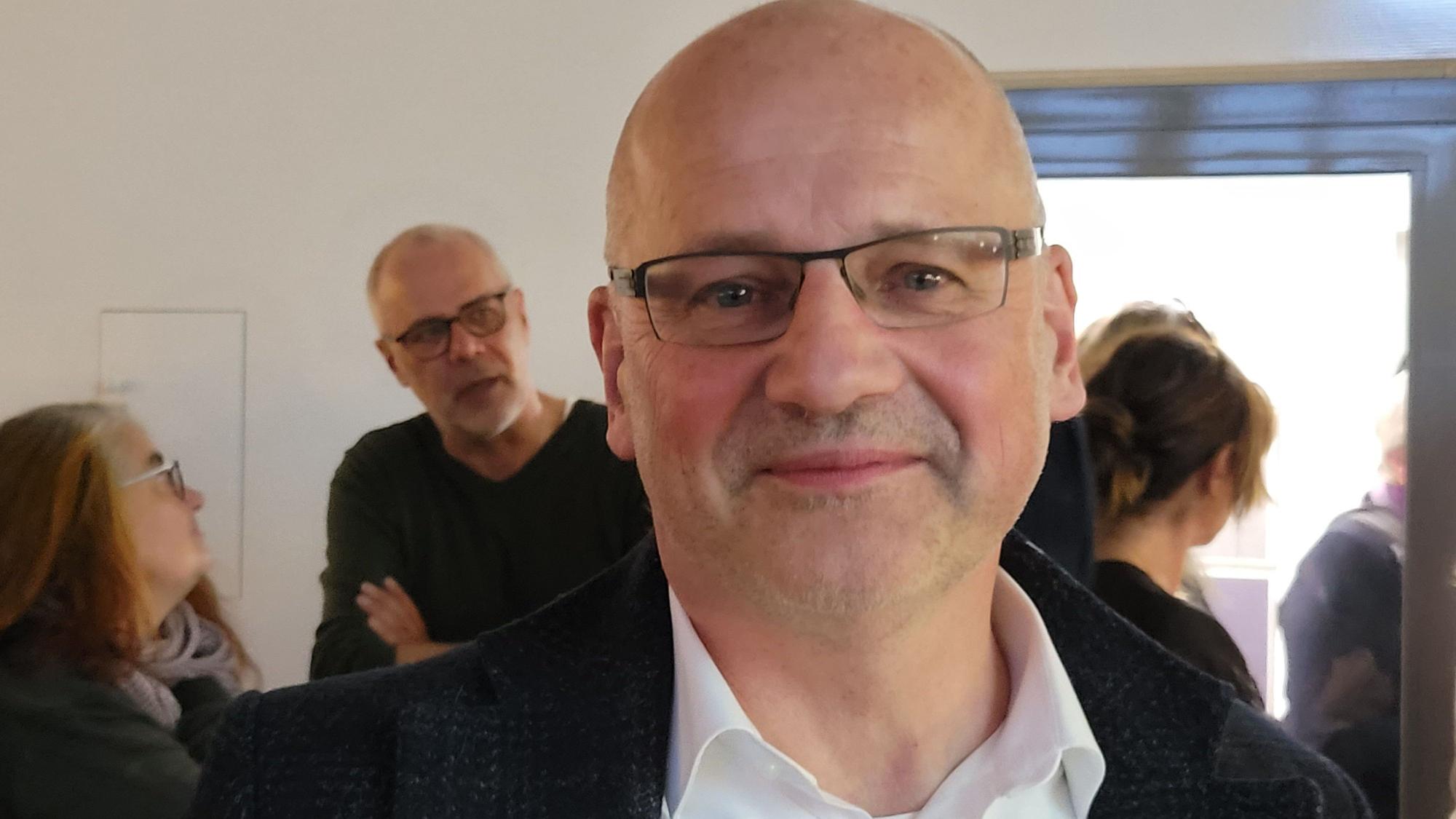 Der zweitplatzierte Kandidat Giselher Dick (Grüne/ZLR) reagierte enttäuscht, sah aber auch positive Seiten des Wahlkampfs. Die Menschen seien „politisiert“.