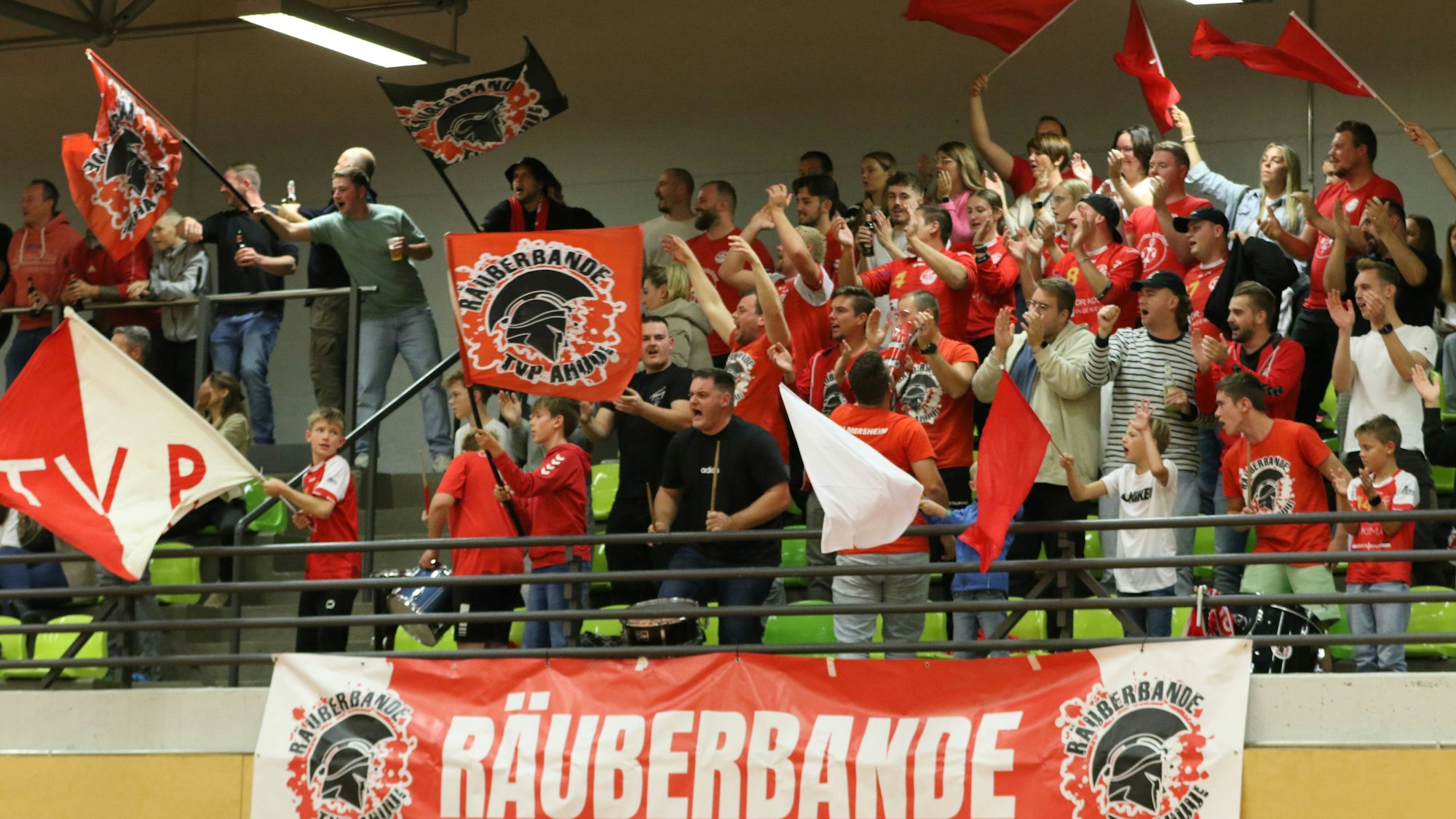 Das Bild zeigt die Fans auf der Tribüne der Peter-Weber-Halle.