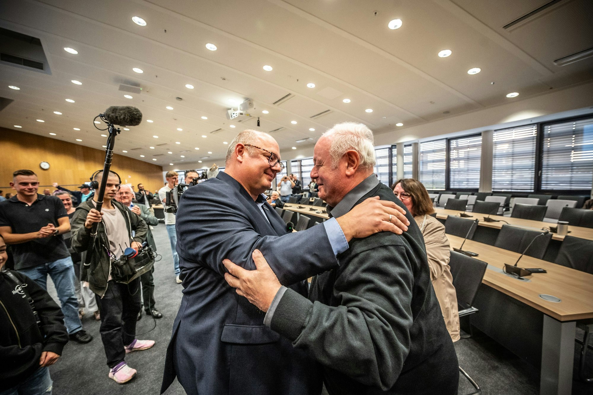 Vater Paul Hebbel, Ex-OB von Leverkusen, gratuliert seinem Sohn Stefan.