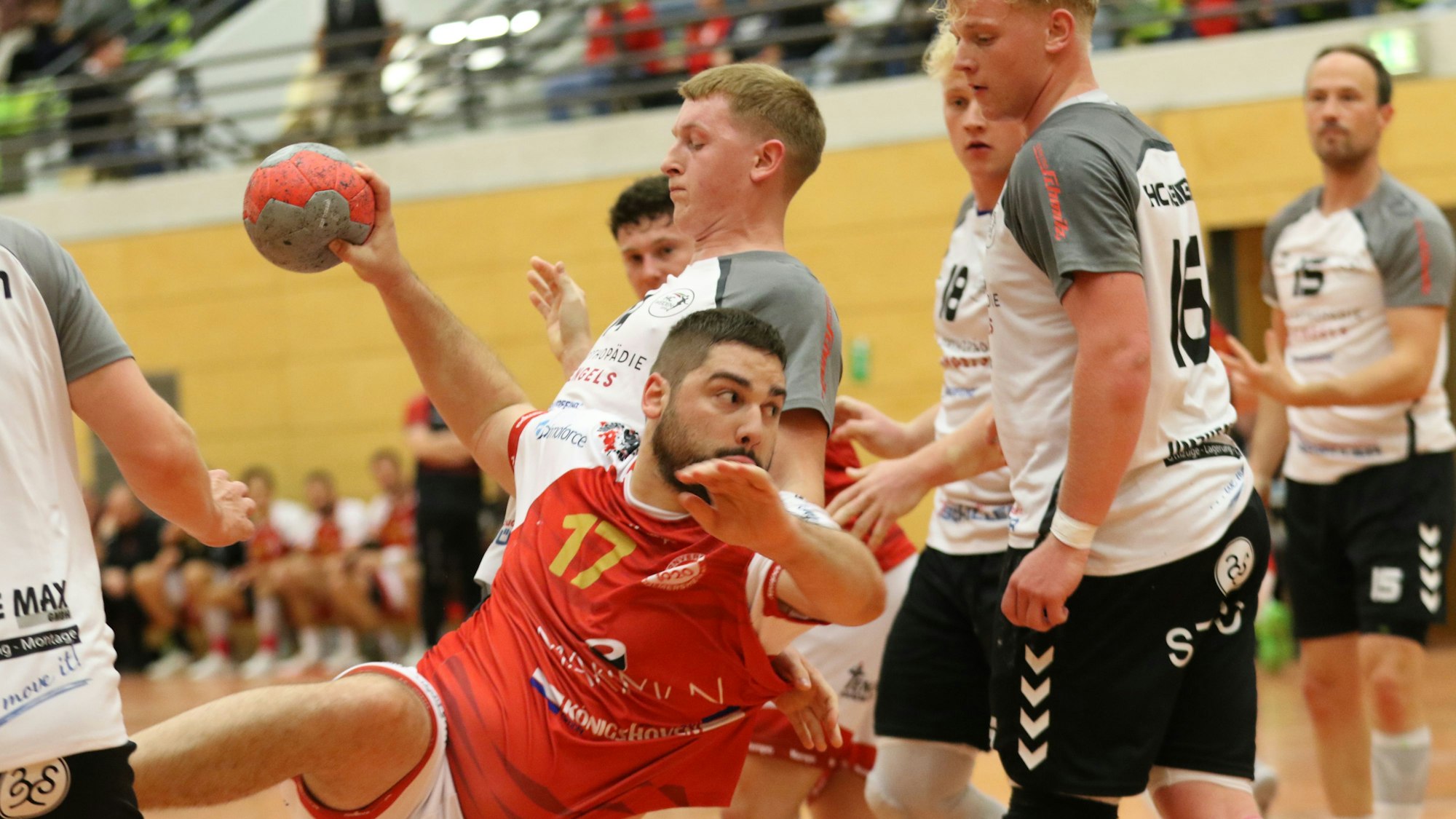 Das Bild zeigt Tim Winter im Duell mit zahlreichen Gegenspielern.